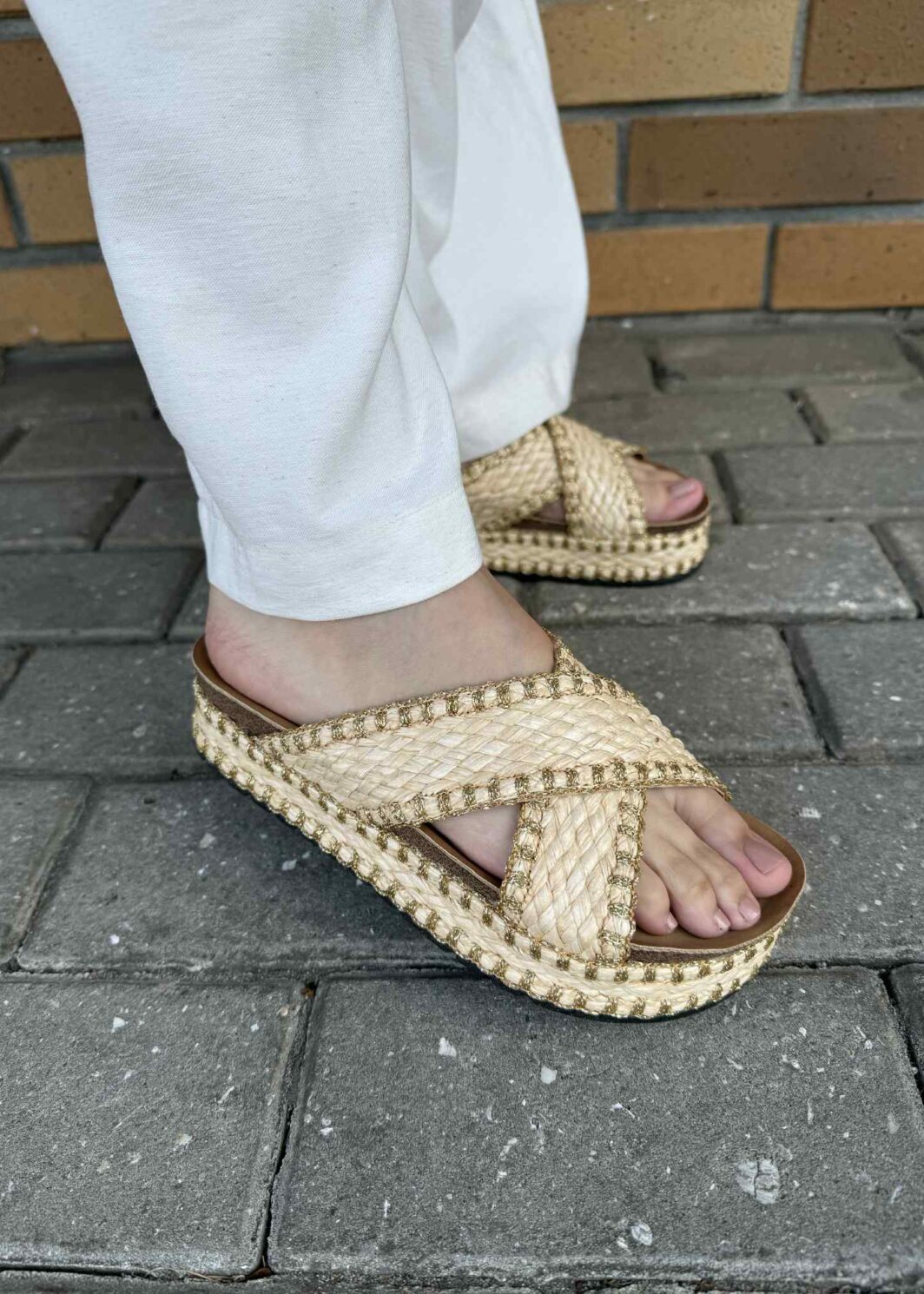 Chinelo plataforma tiras cruzadas - Bege