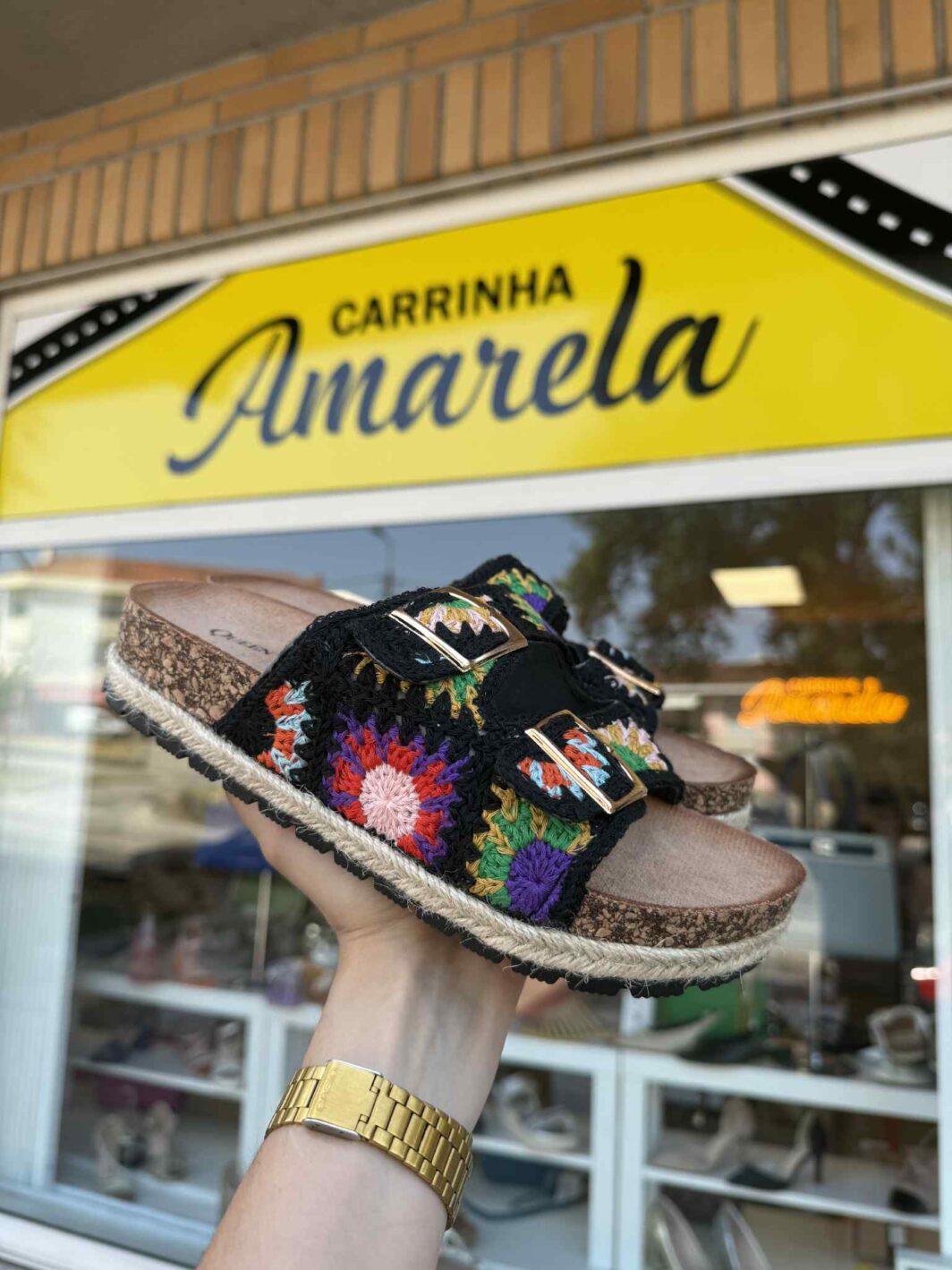 Chinelo Fivelas Bordado Florido - Preto