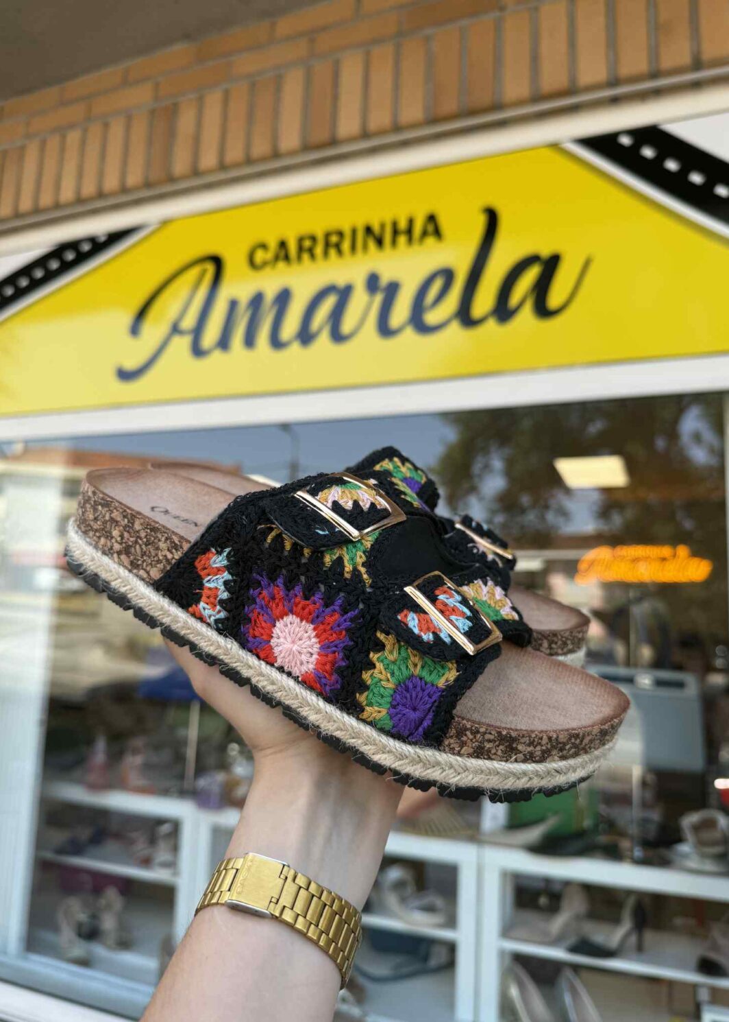 Chinelo Fivelas Bordado Florido - Preto