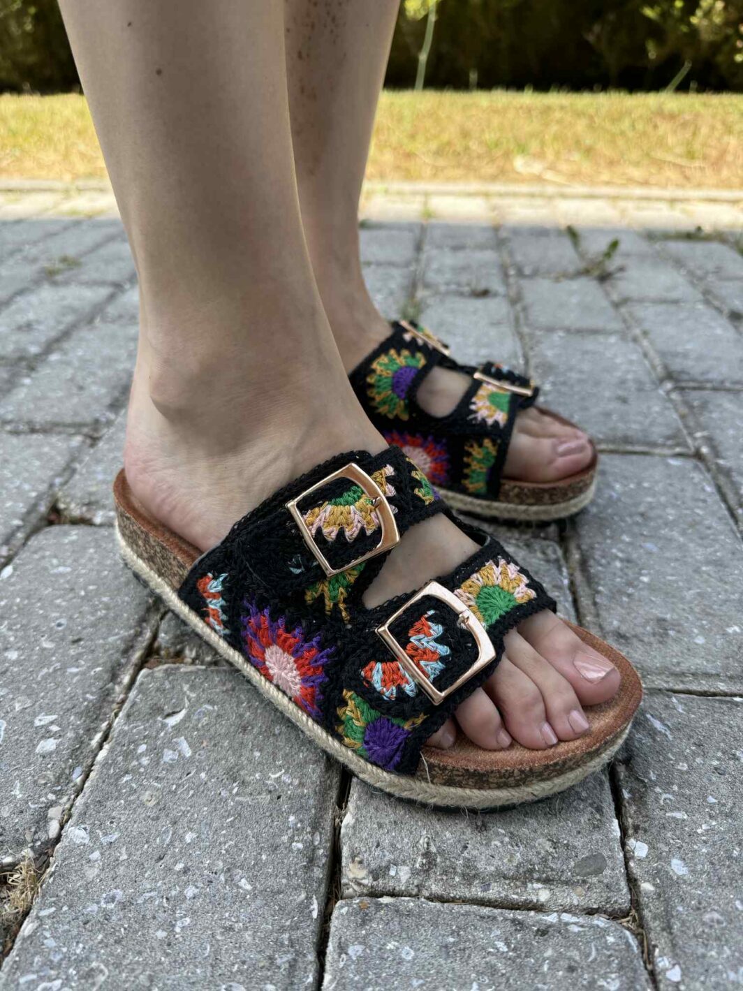 Chinelo Fivelas Bordado Florido - Preto