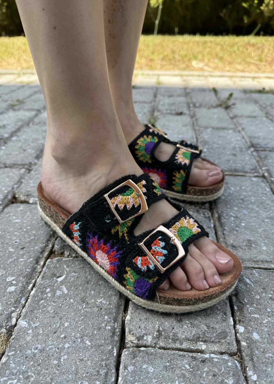 Chinelo Fivelas Bordado Florido - Preto