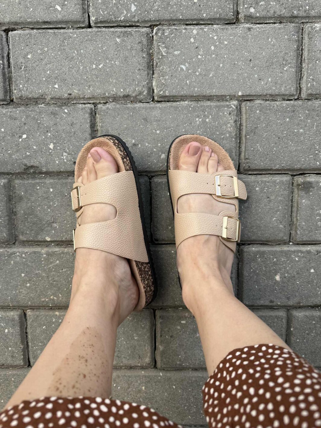 Chinelo Raso Fivelas - Bege