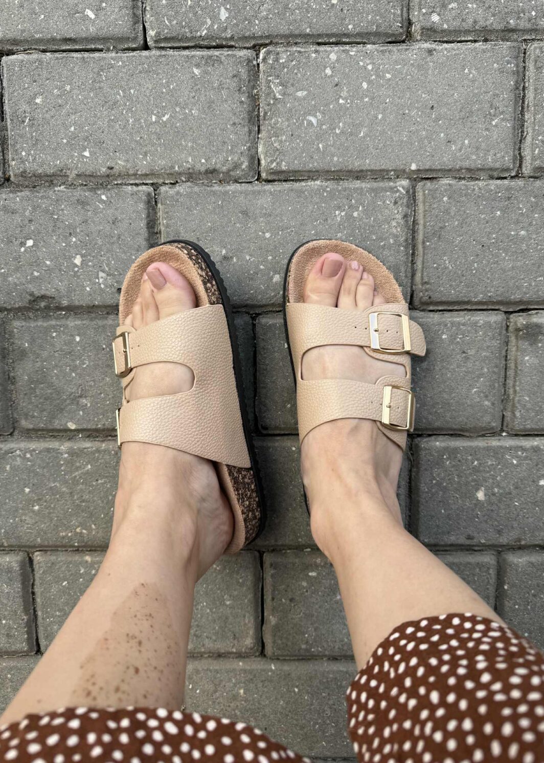 Chinelo Raso Fivelas - Bege