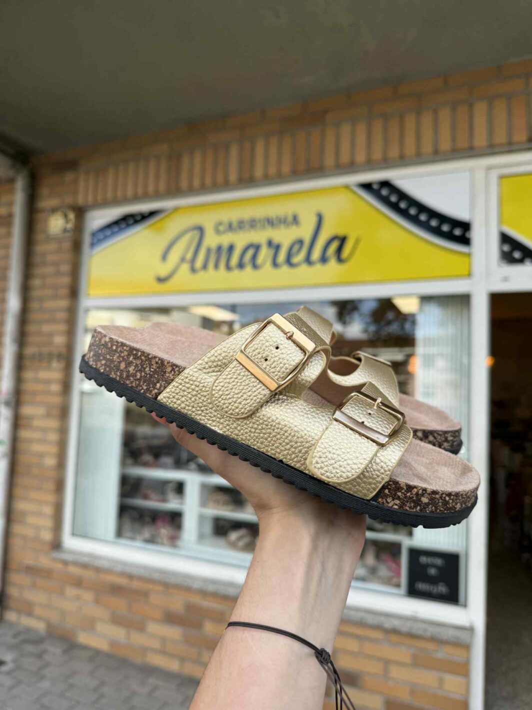 Chinelo Raso Fivelas - Dourado
