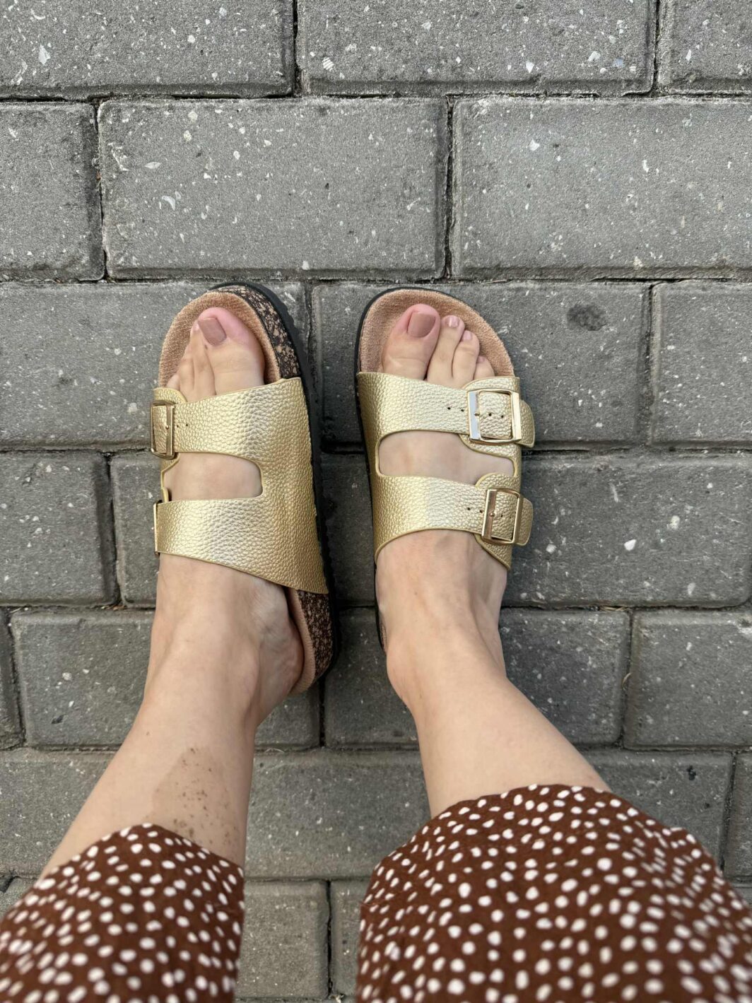 Chinelo Raso Fivelas - Dourado