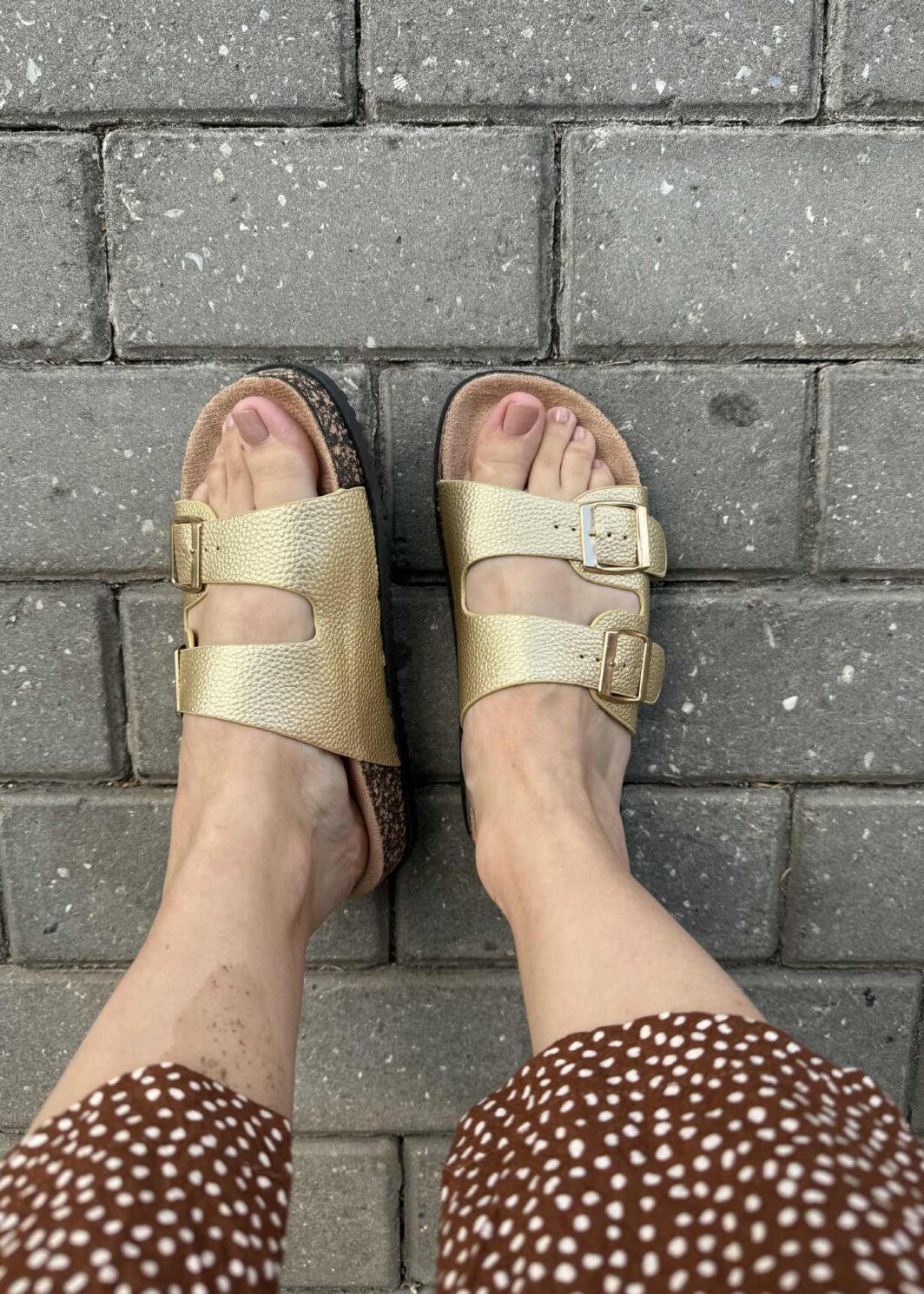 Chinelo Raso Fivelas - Dourado