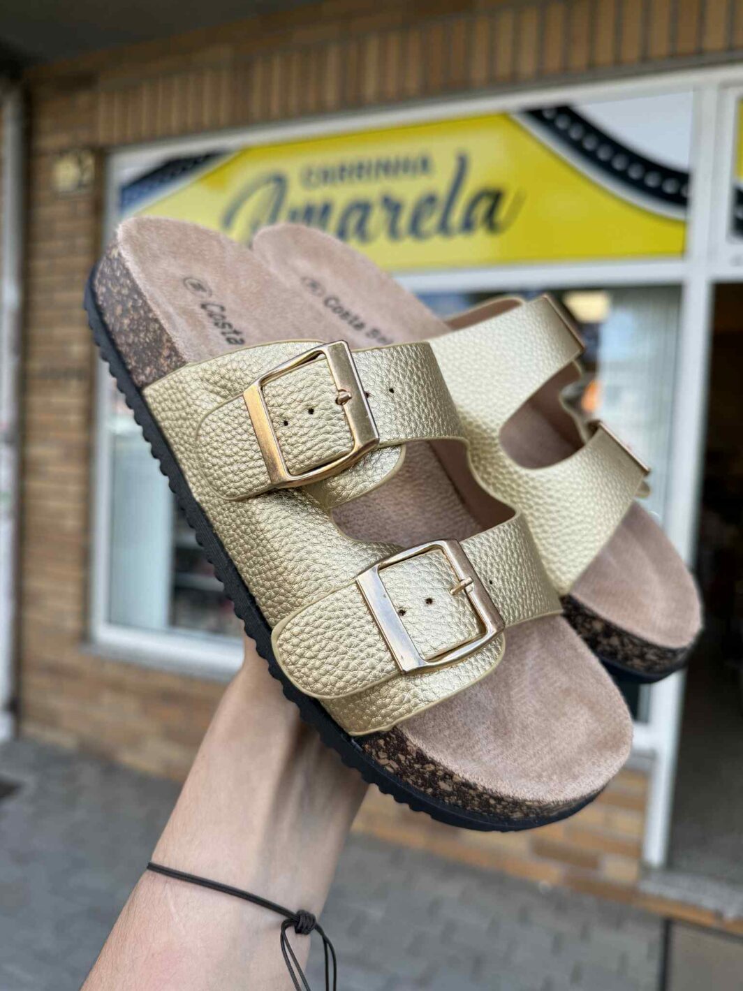 Chinelo Raso Fivelas - Dourado