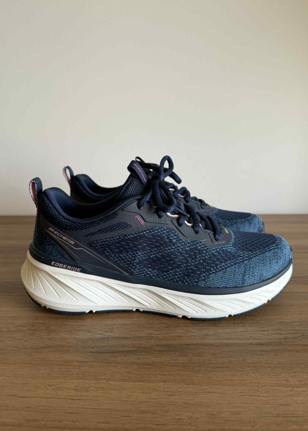 Principais funcionalidades Fabricado com pelo menos 20% de conteúdo reciclado em peso, que contribui para reduzir o desperdício Palmilhas almofadadas confortáveis Skechers Air-Cooled Memory Foam® Relaxed Fit® para um conforto espaçoso na biqueira e no antepé Em materiais 100% veganos Detalhes do design Parte superior de malha especialmente concebida e material sintético Entressola generosamente almofadada Sola exterior de tração flexível Calcanhar de 3,8 cm Lavável à máquina Logótipo Skechers® visível
