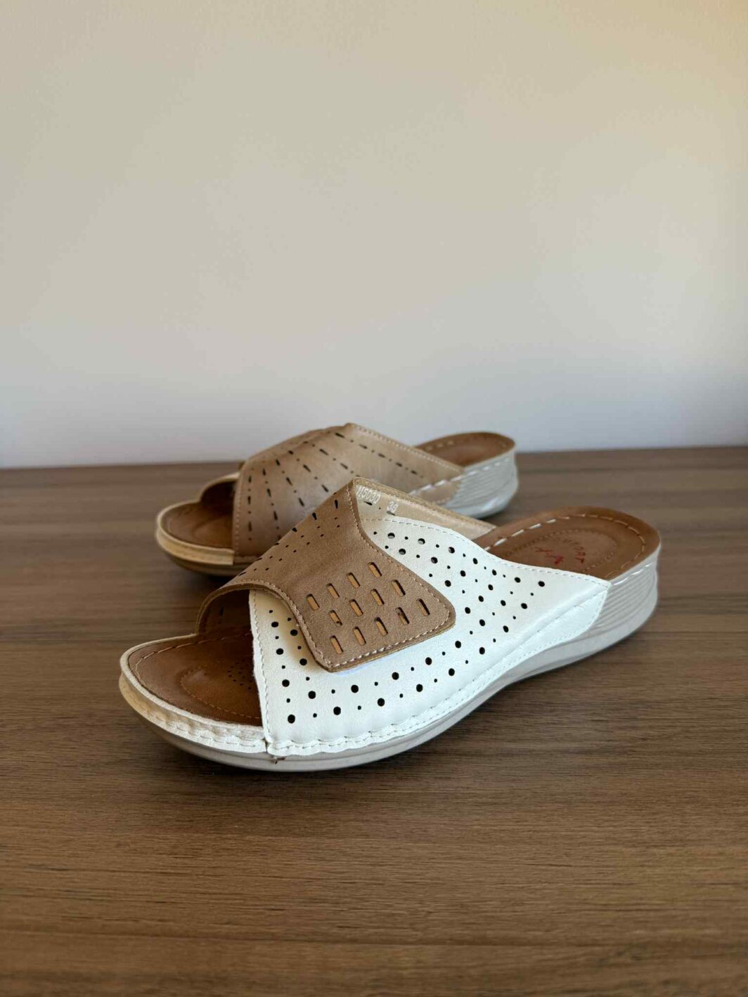 Chinelo com velcro - bege