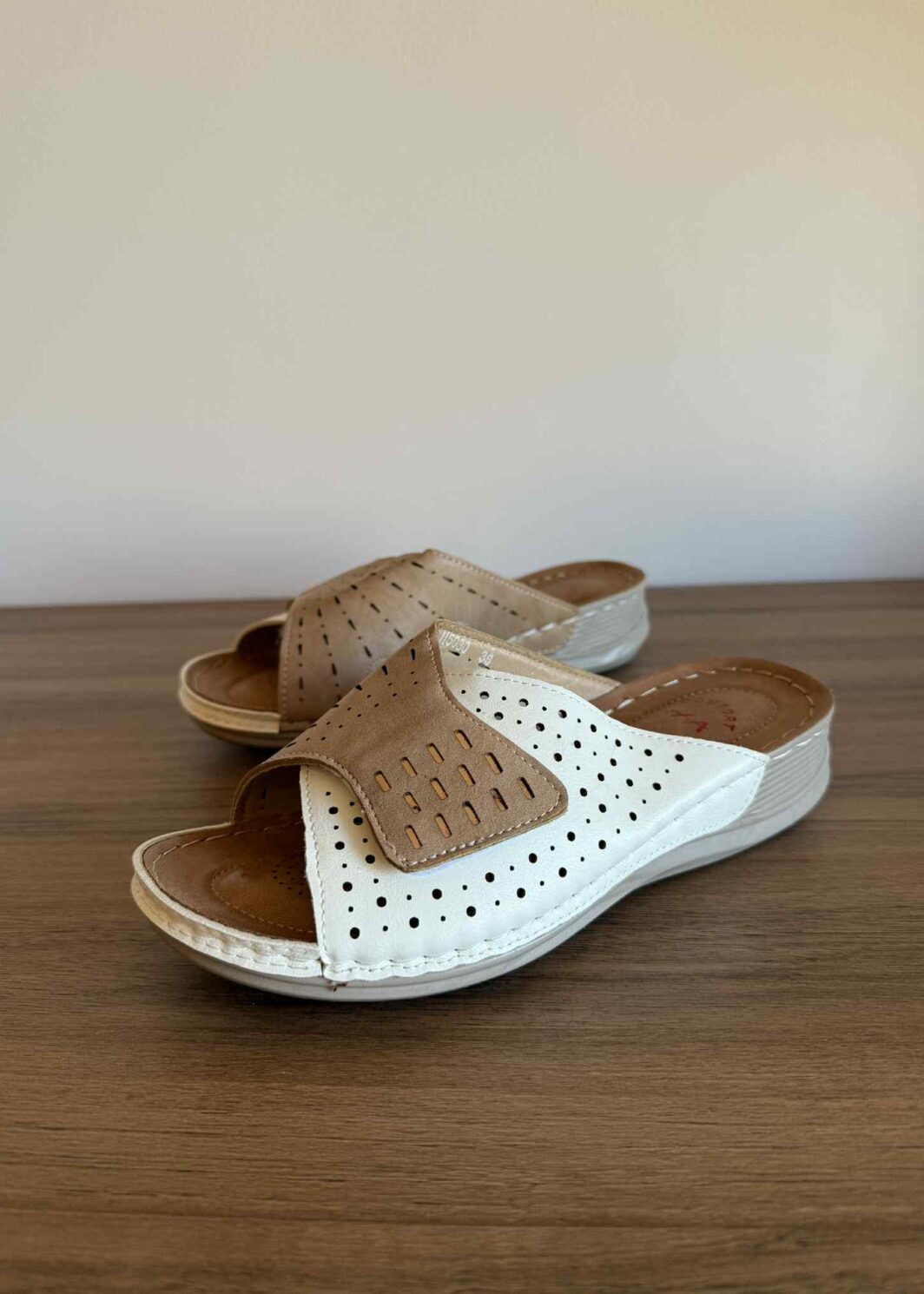 Chinelo com velcro - bege