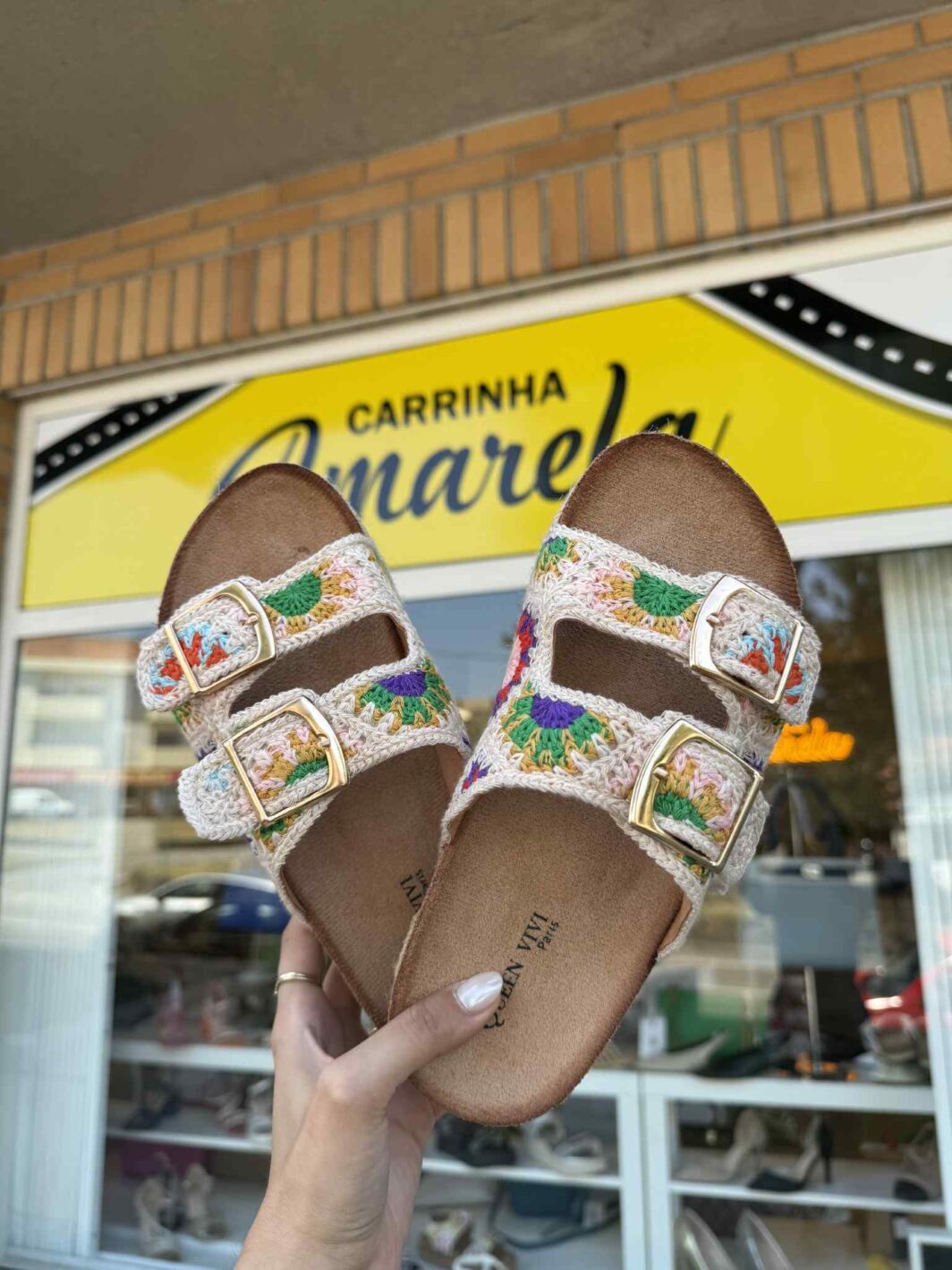 Chinelo Fivelas Bordado Florido - Bege