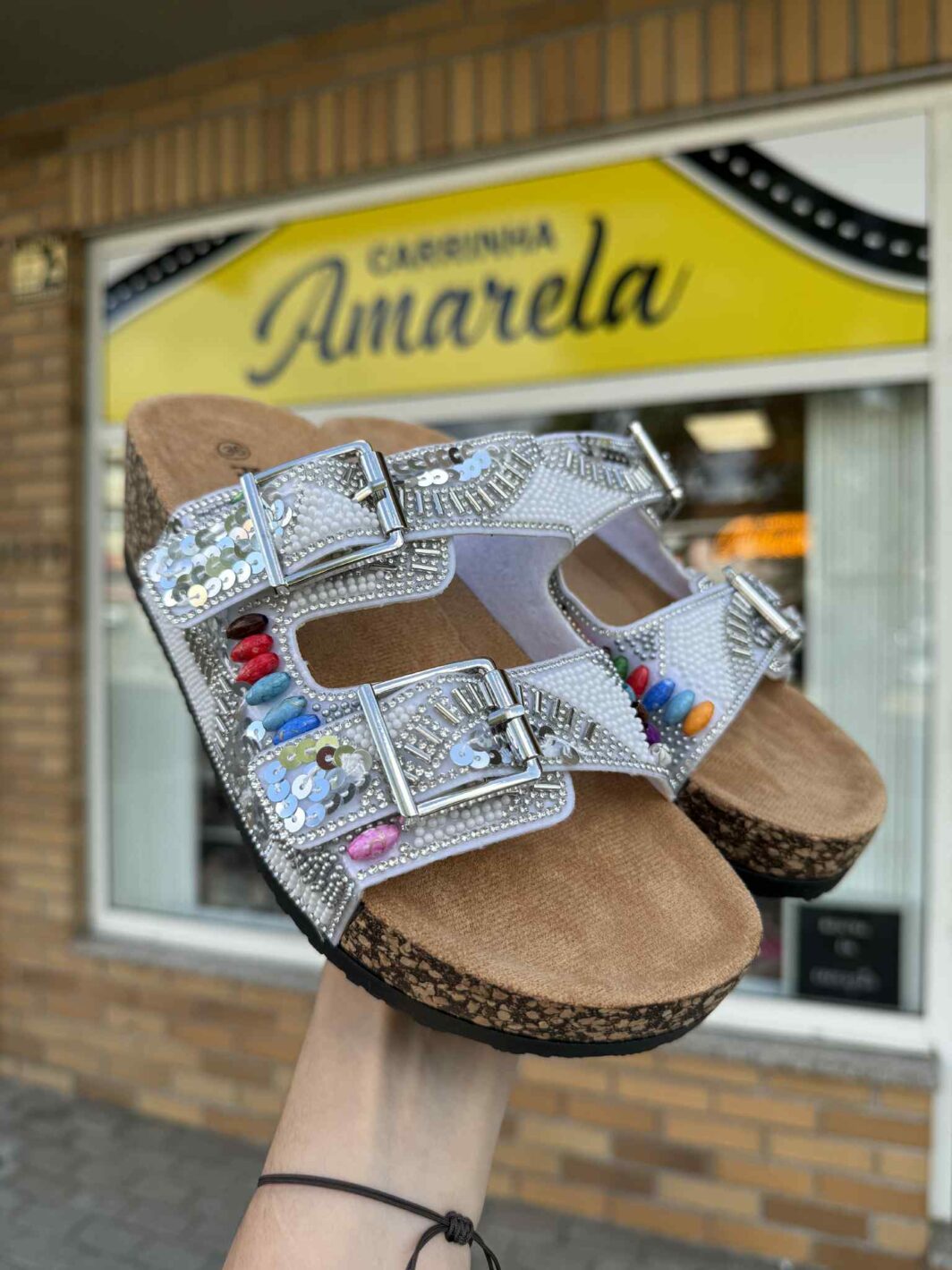 Chinelo de cunha com missangas - branco