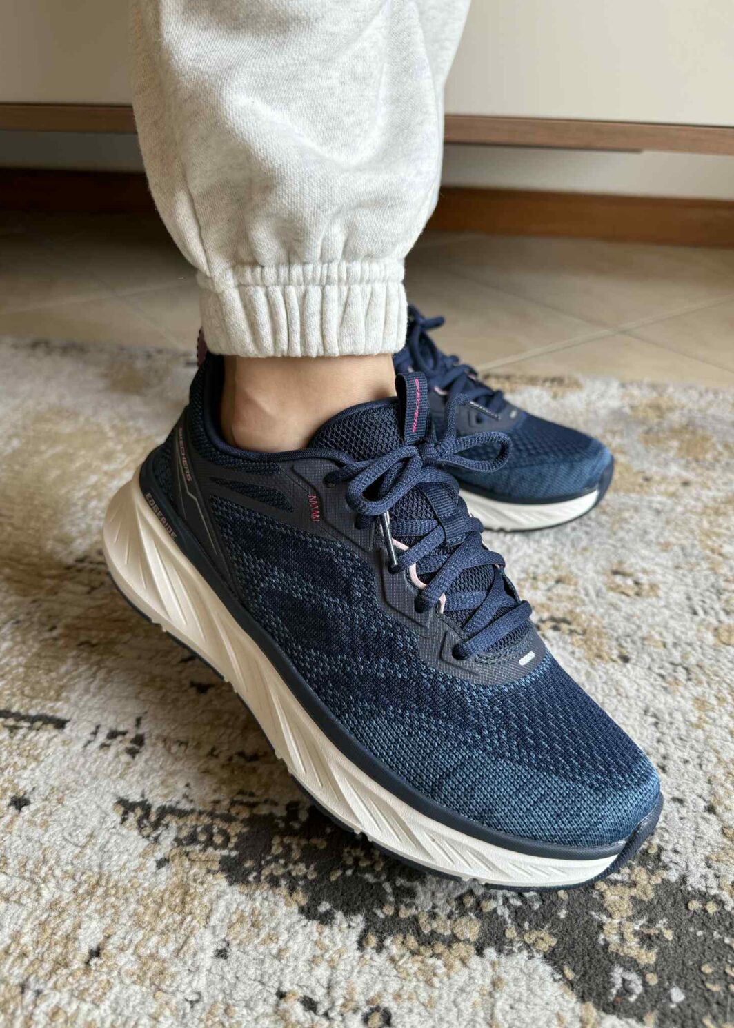 Principais funcionalidades Fabricado com pelo menos 20% de conteúdo reciclado em peso, que contribui para reduzir o desperdício Palmilhas almofadadas confortáveis Skechers Air-Cooled Memory Foam® Relaxed Fit® para um conforto espaçoso na biqueira e no antepé Em materiais 100% veganos Detalhes do design Parte superior de malha especialmente concebida e material sintético Entressola generosamente almofadada Sola exterior de tração flexível Calcanhar de 3,8 cm Lavável à máquina Logótipo Skechers® visível