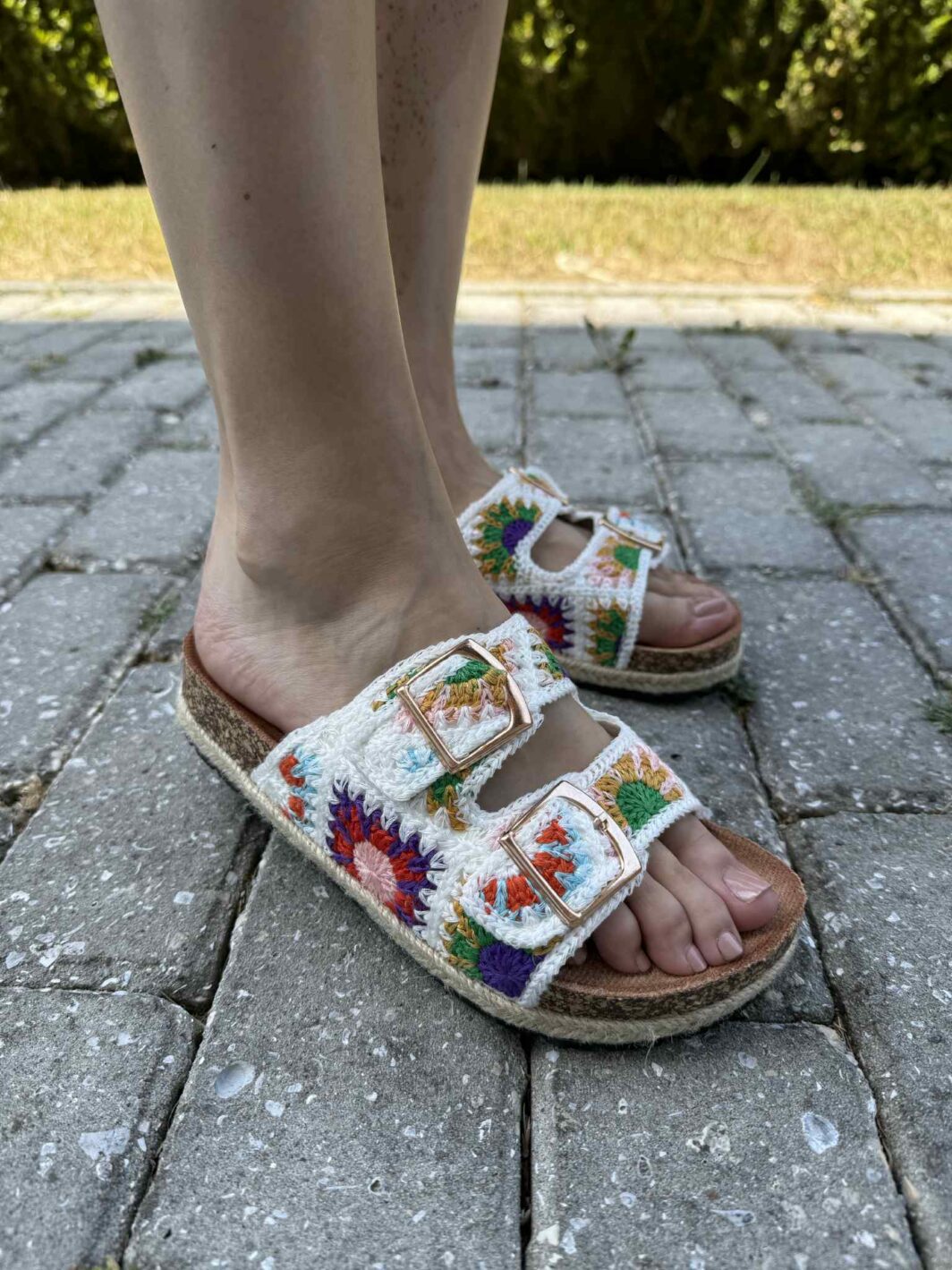 Chinelo Bordado Florido - Branco