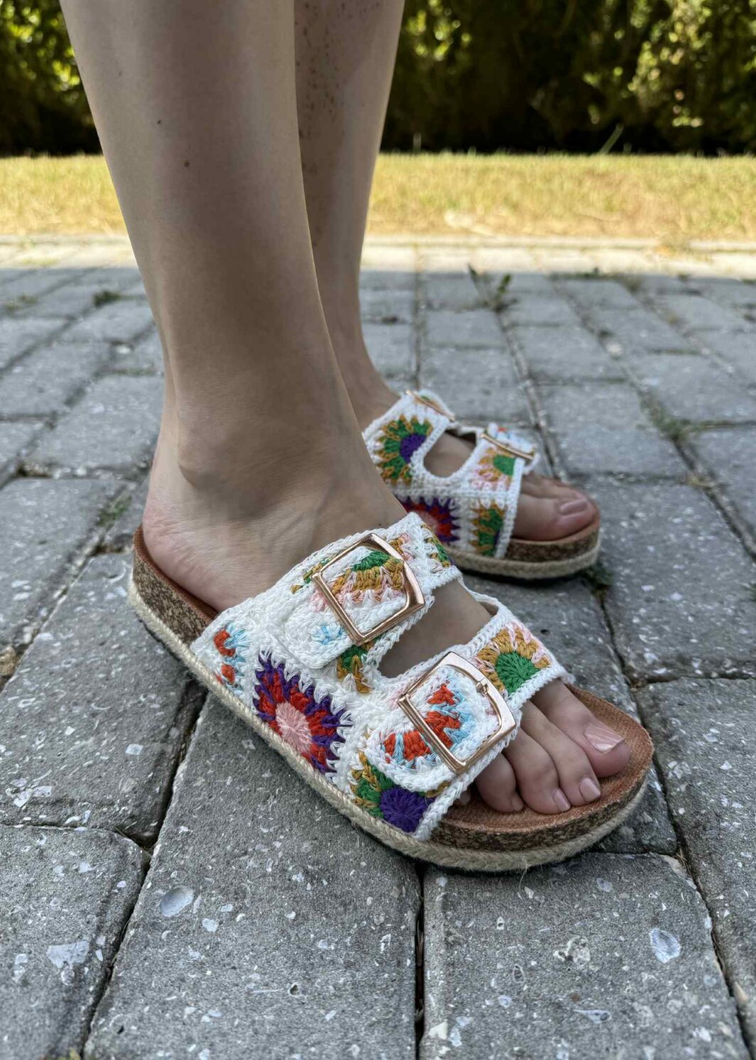 Chinelo Bordado Florido - Branco