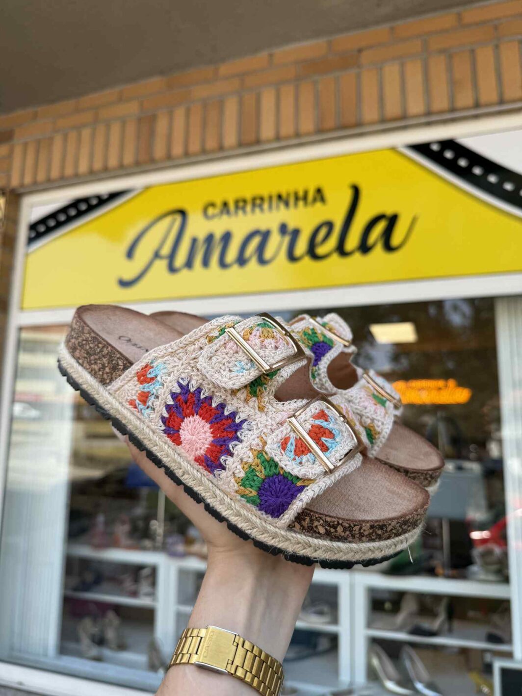 Chinelo Fivelas Bordado Florido - Bege