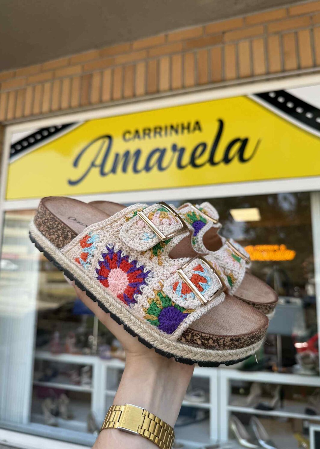 Chinelo Fivelas Bordado Florido - Bege