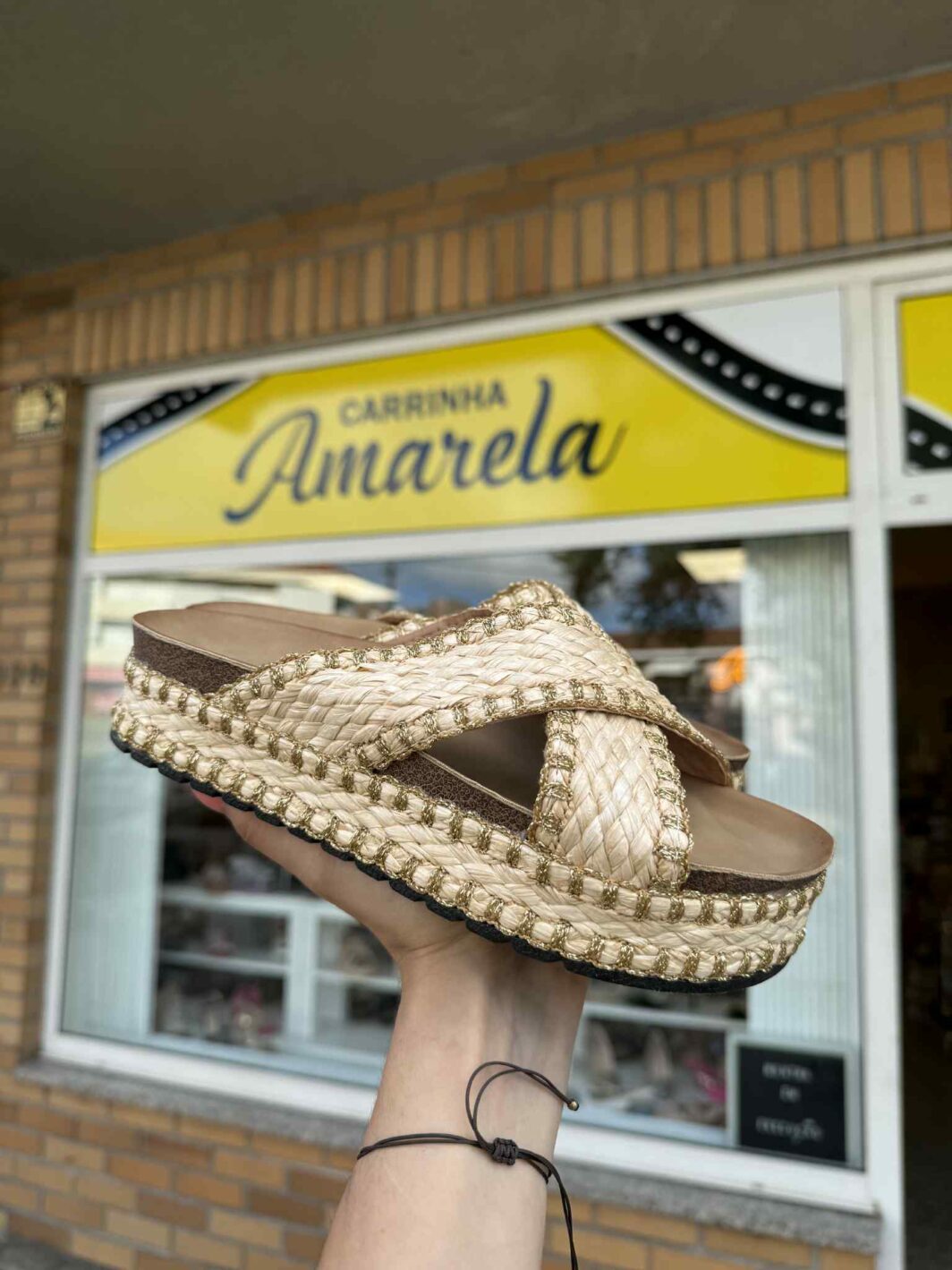 Chinelo plataforma tiras cruzadas - Bege