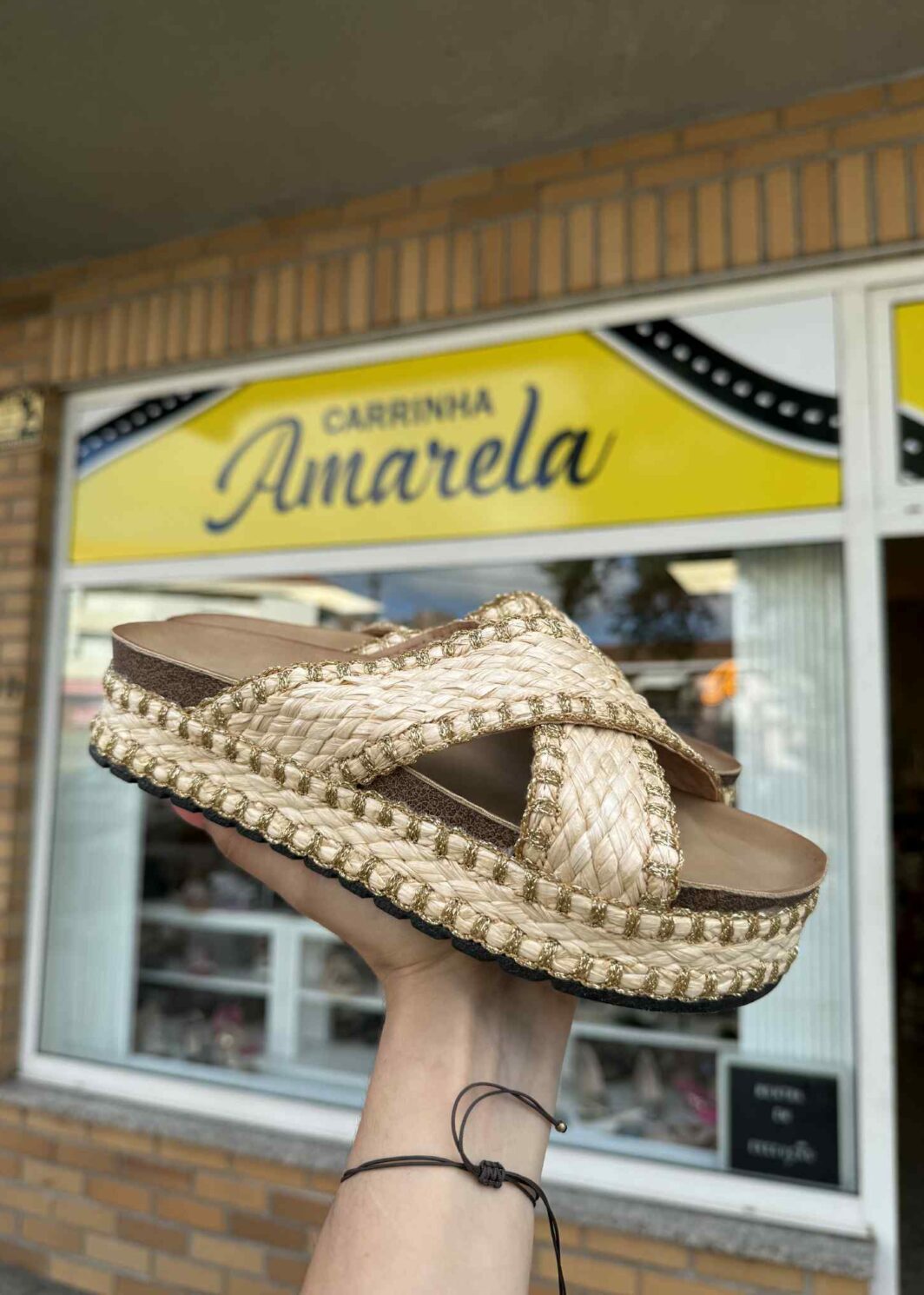 Chinelo plataforma tiras cruzadas - Bege