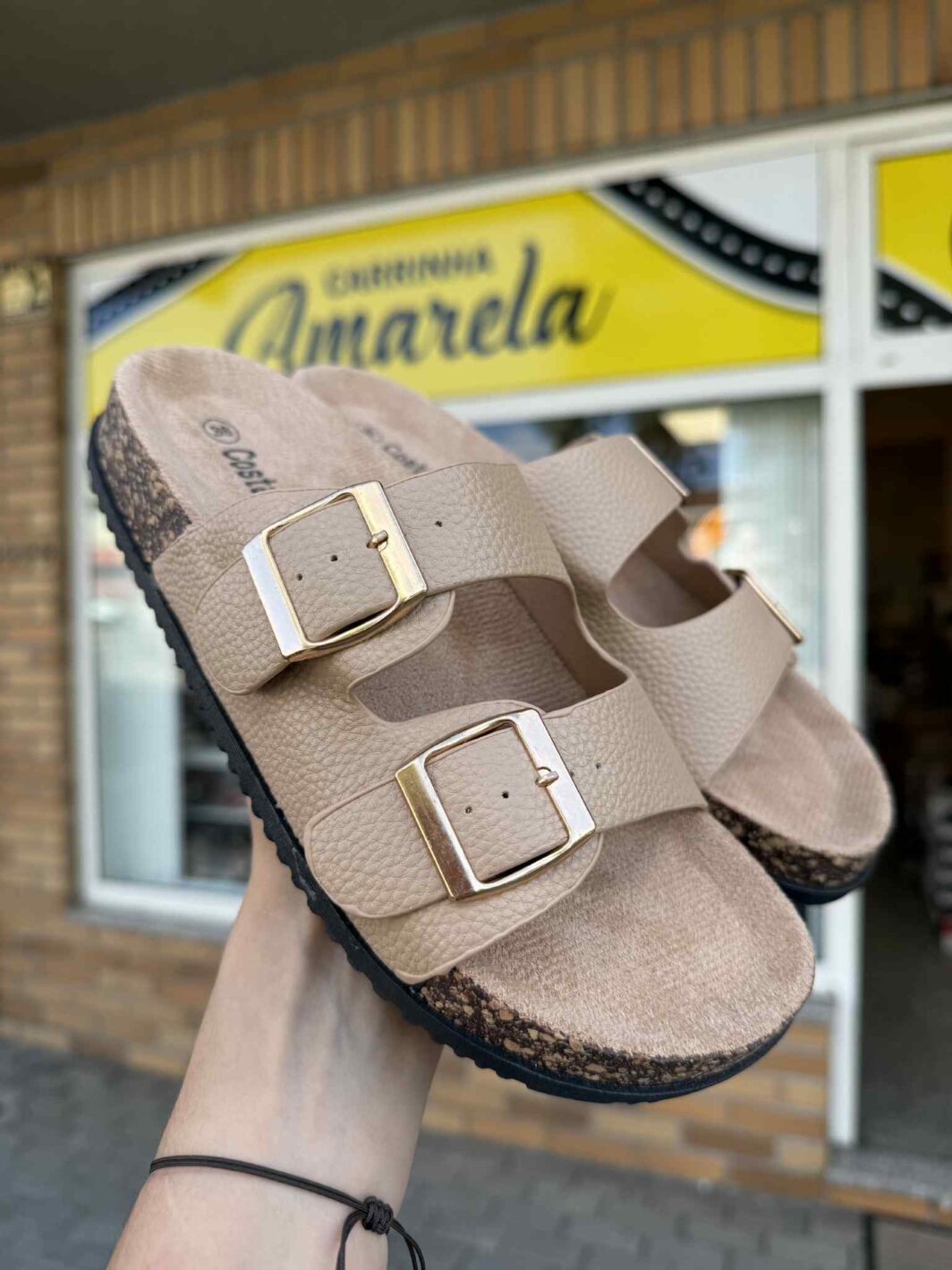 Chinelo Raso Fivelas - Bege