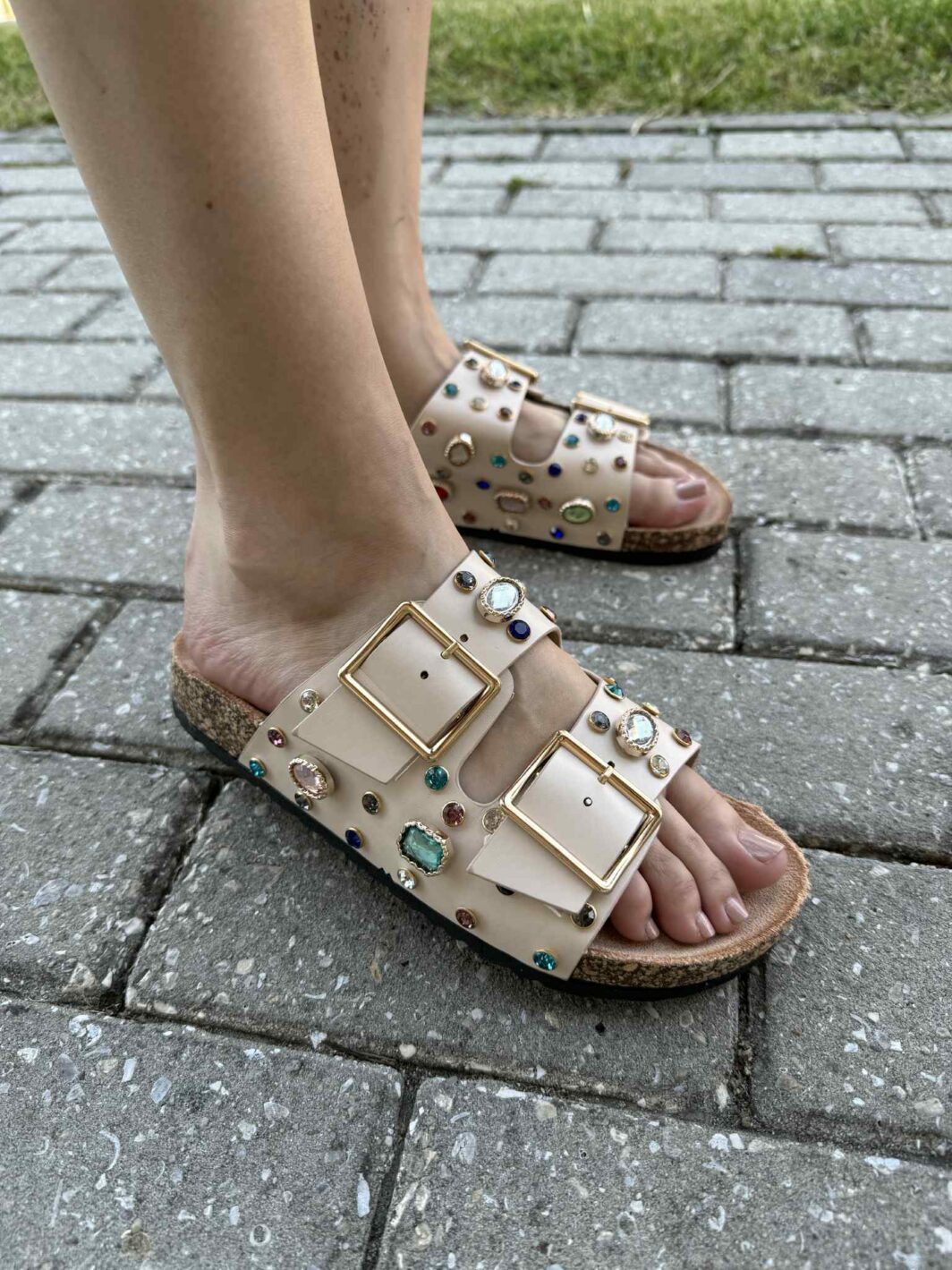 Chinelo Fivelas Rhinestones - Bege