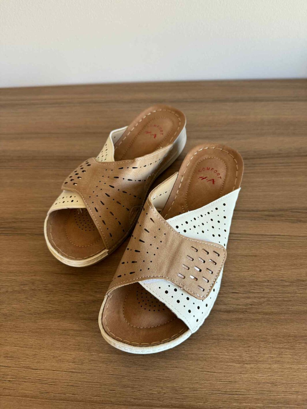 Chinelo com velcro - bege