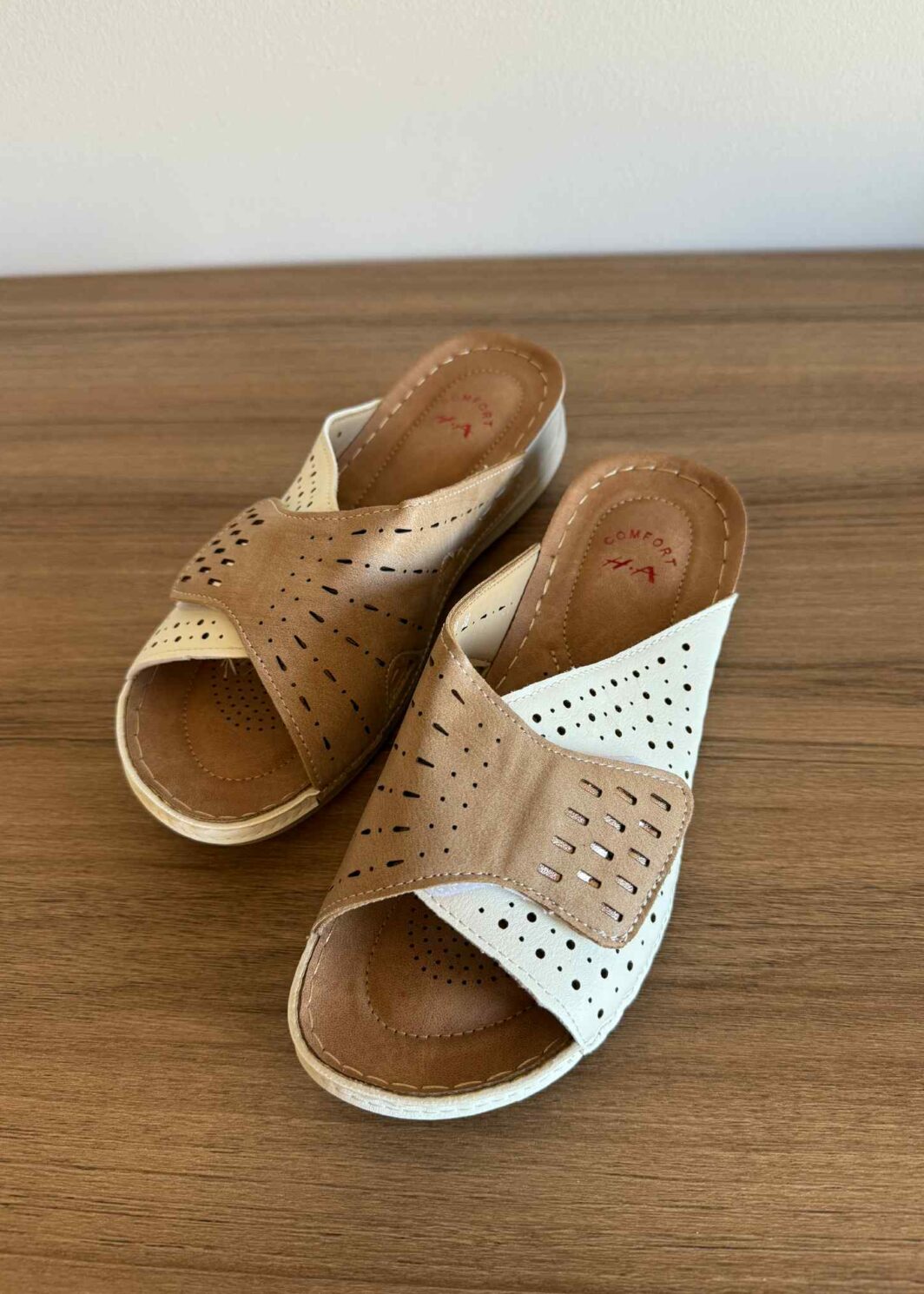 Chinelo com velcro - bege