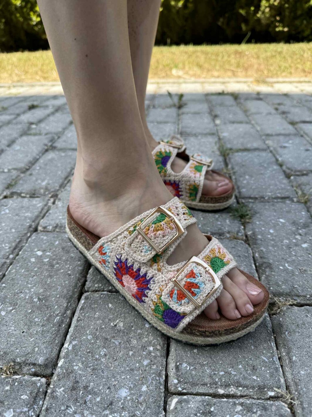 Chinelo Fivelas Bordado Florido - Bege