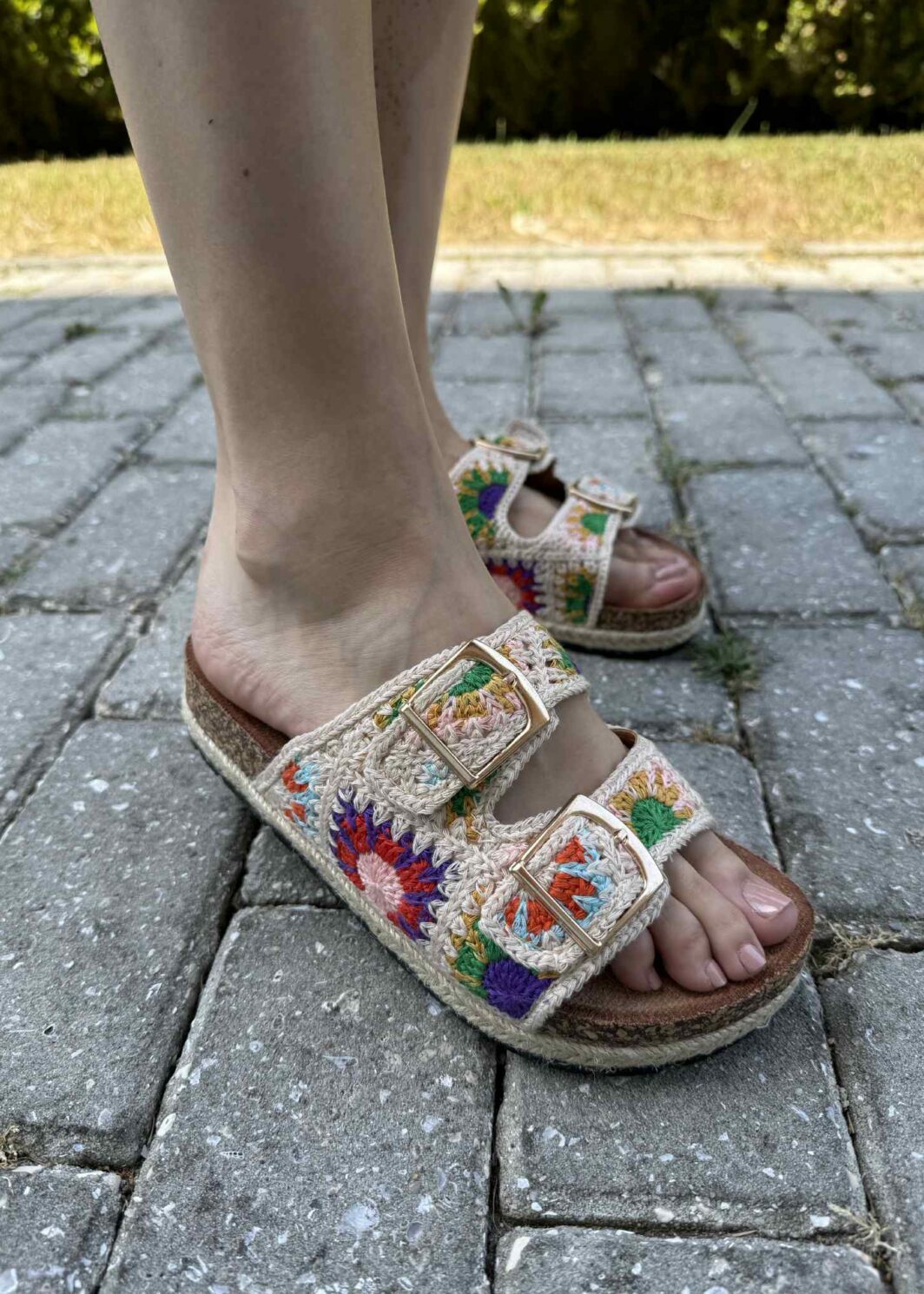 Chinelo Fivelas Bordado Florido - Bege