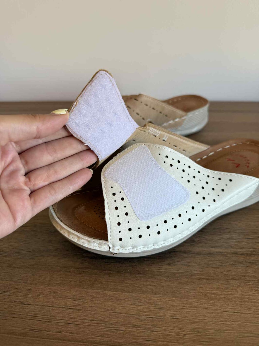 Chinelo com velcro - bege