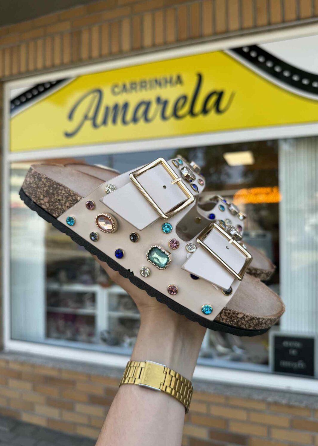 Chinelo Fivelas Rhinestones - Bege