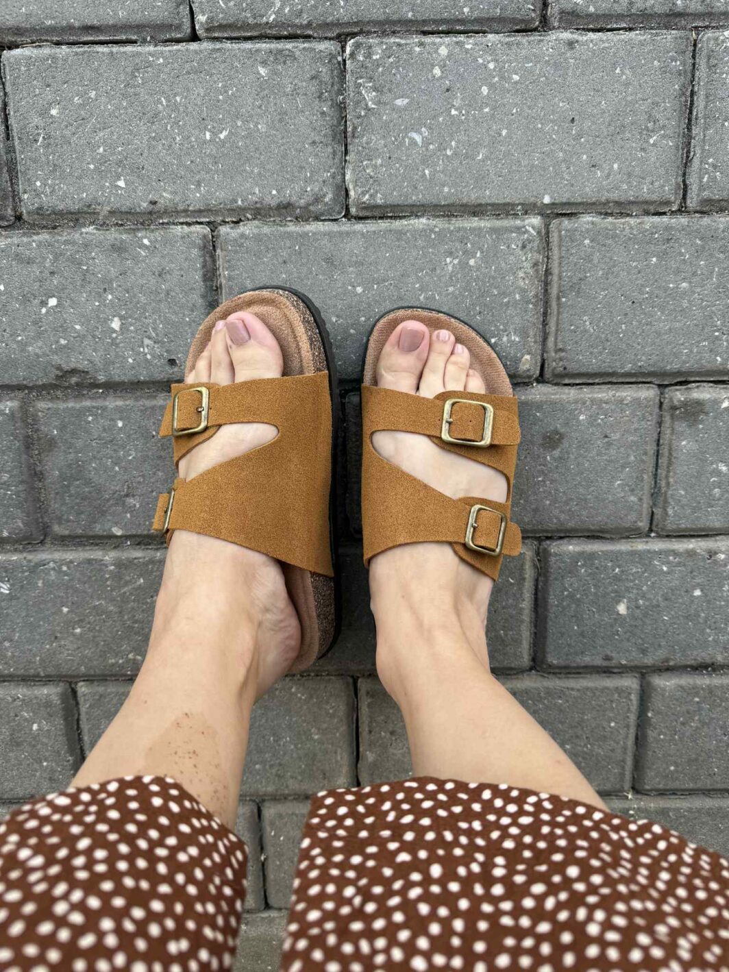 Chinelo Raso Fivelas - Camel