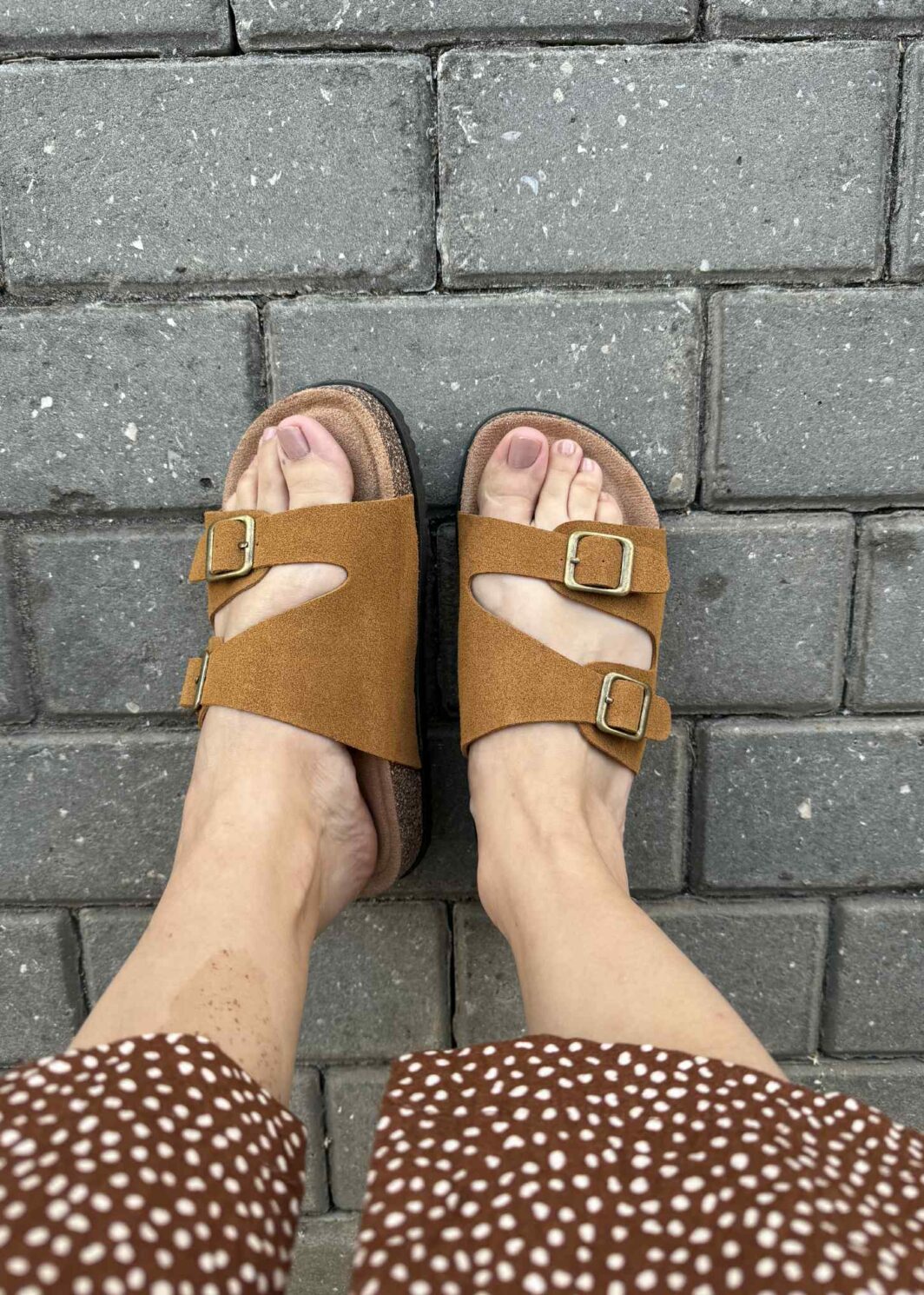 Chinelo Raso Fivelas - Camel