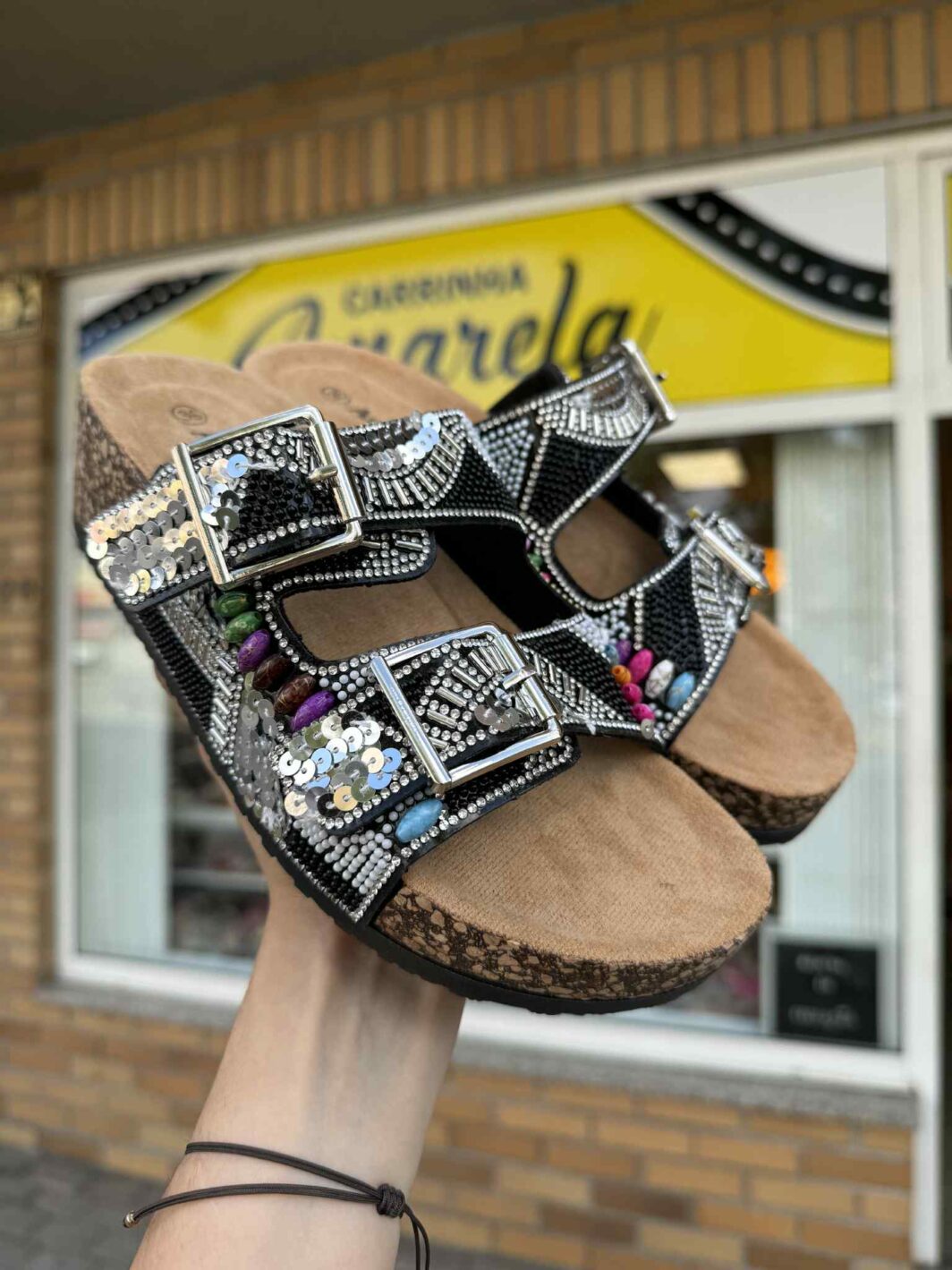 Chinelo de cunha com missangas - preto