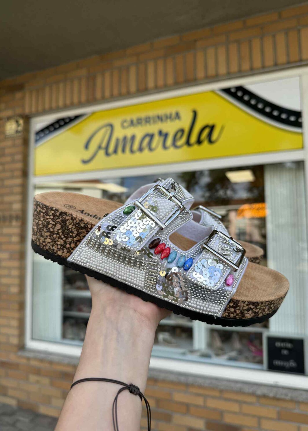 Chinelo de cunha com missangas - branco