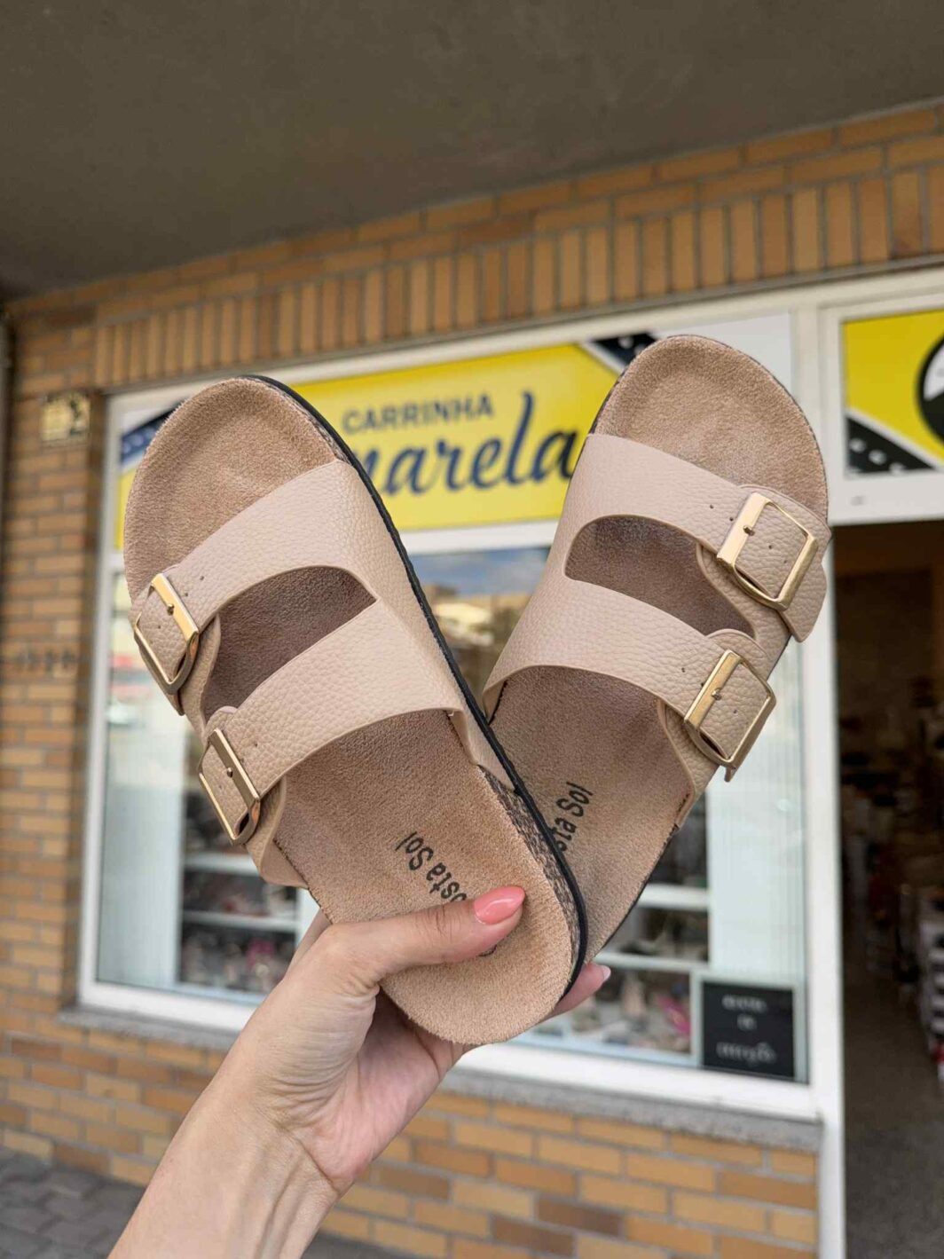 Chinelo Raso Fivelas - Bege