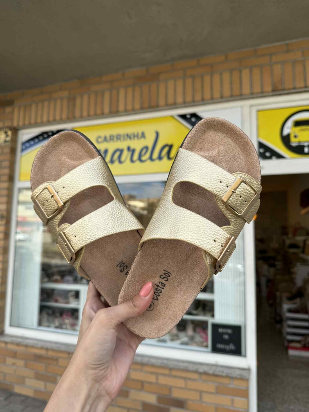 Chinelo Raso Fivelas - Dourado