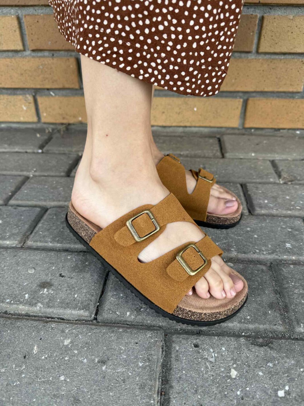 Chinelo Raso Fivelas - Camel