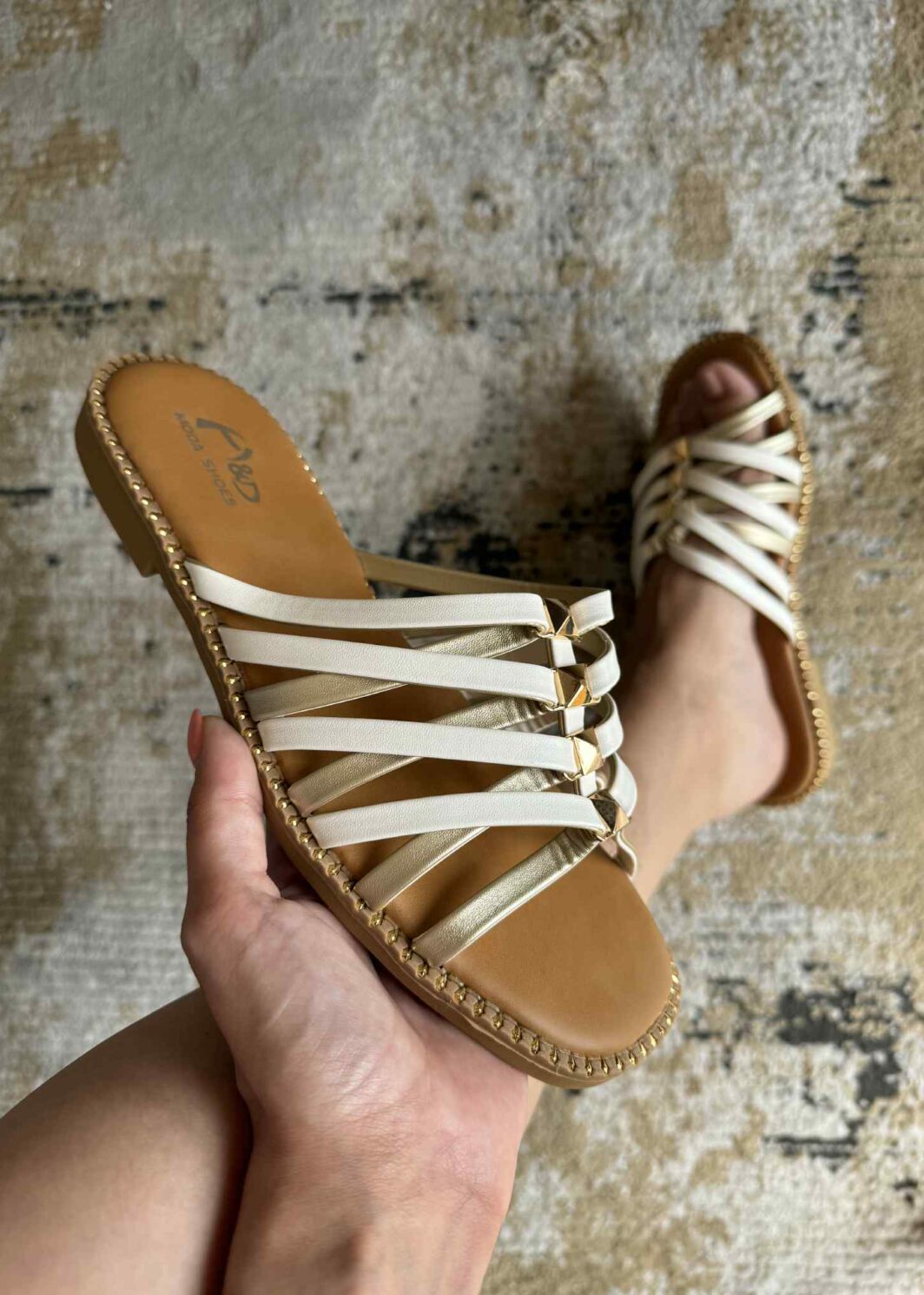 Chinelo Raso Com Tiras Branco&Dourado