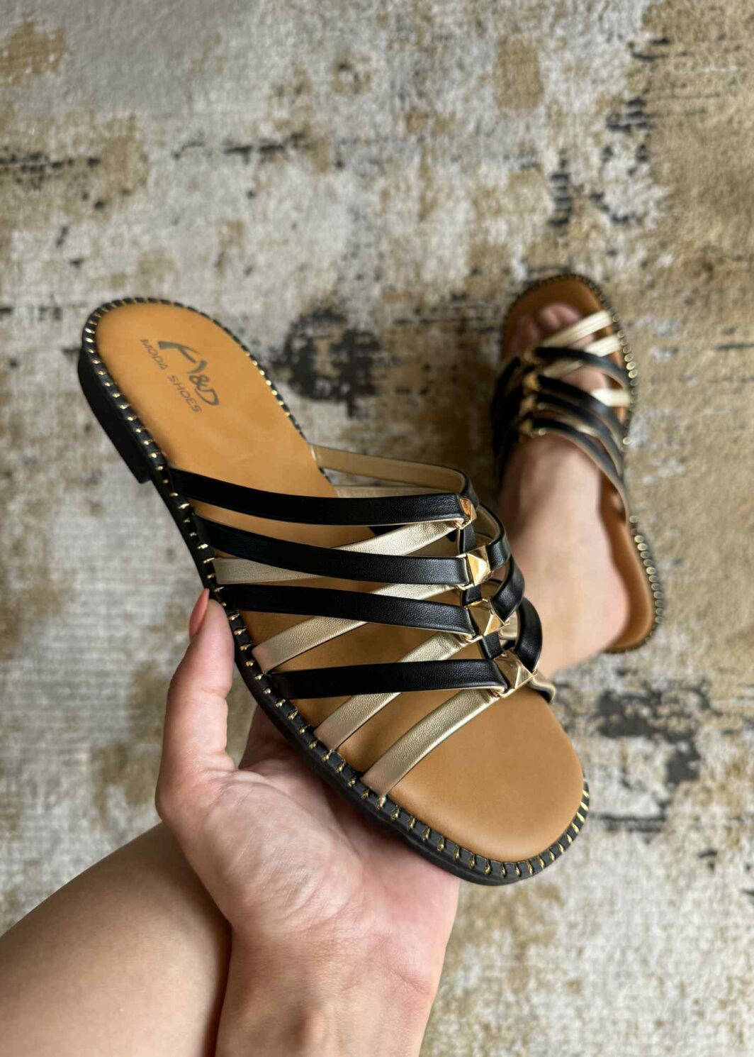 Chinelo Raso Com Tiras Preto&Dourado
