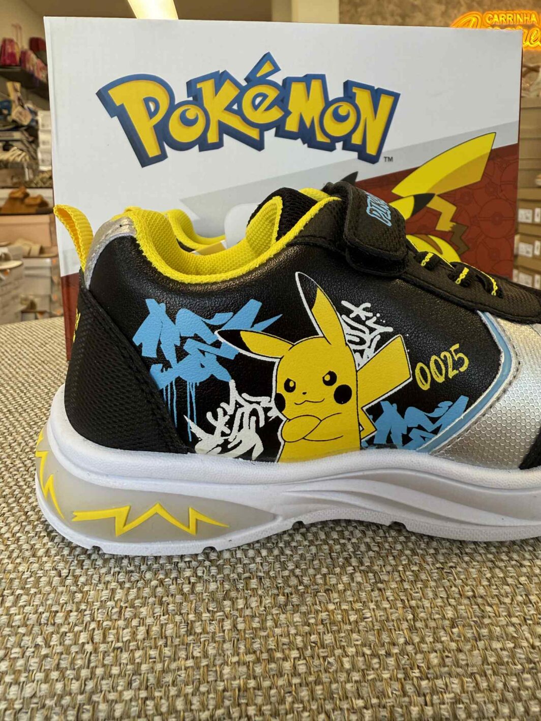 Sapatilha Pikachu com Luzes