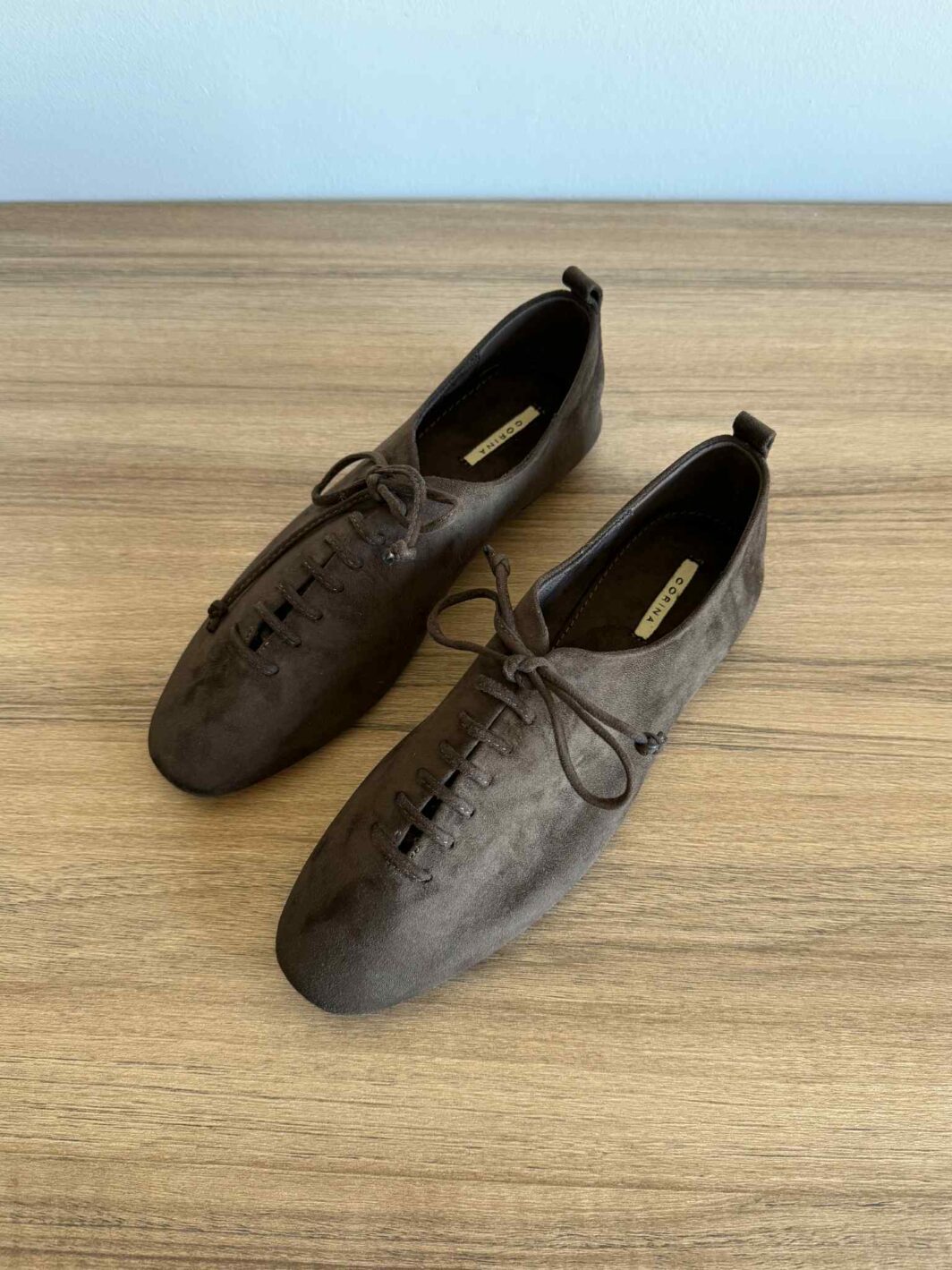 Sapato raso com cordões Corina - Castanho