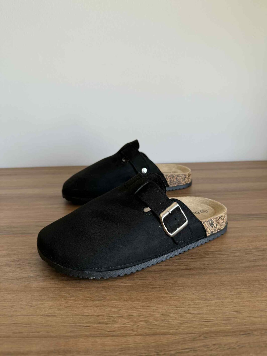 Clogs com fivela - Preto