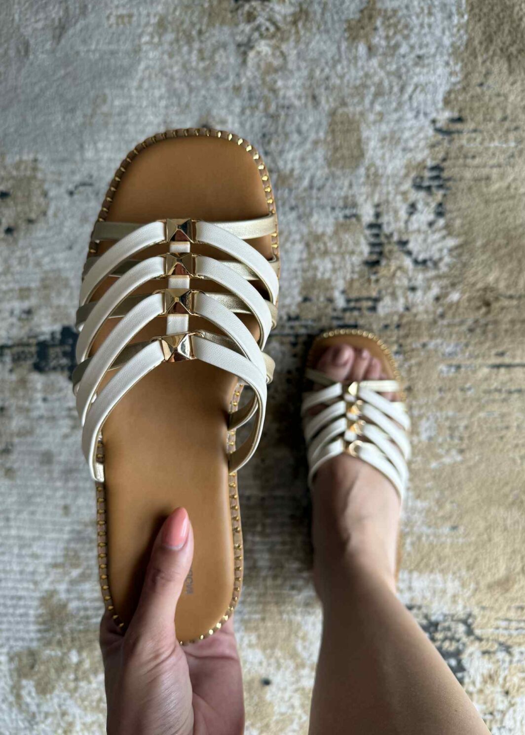 Chinelo Raso Com Tiras Branco&Dourado