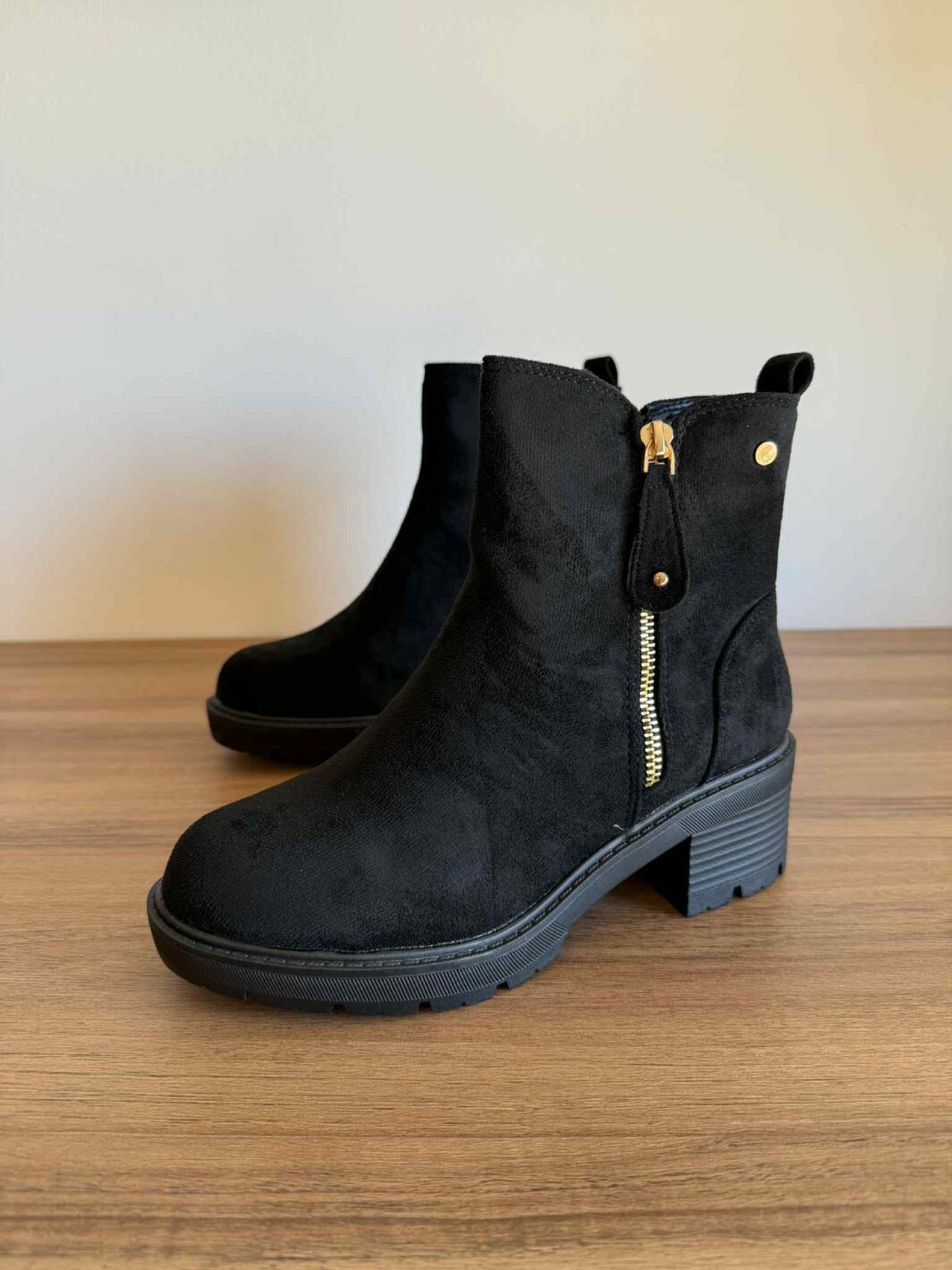 Botins de Camurça com fecho - Preto