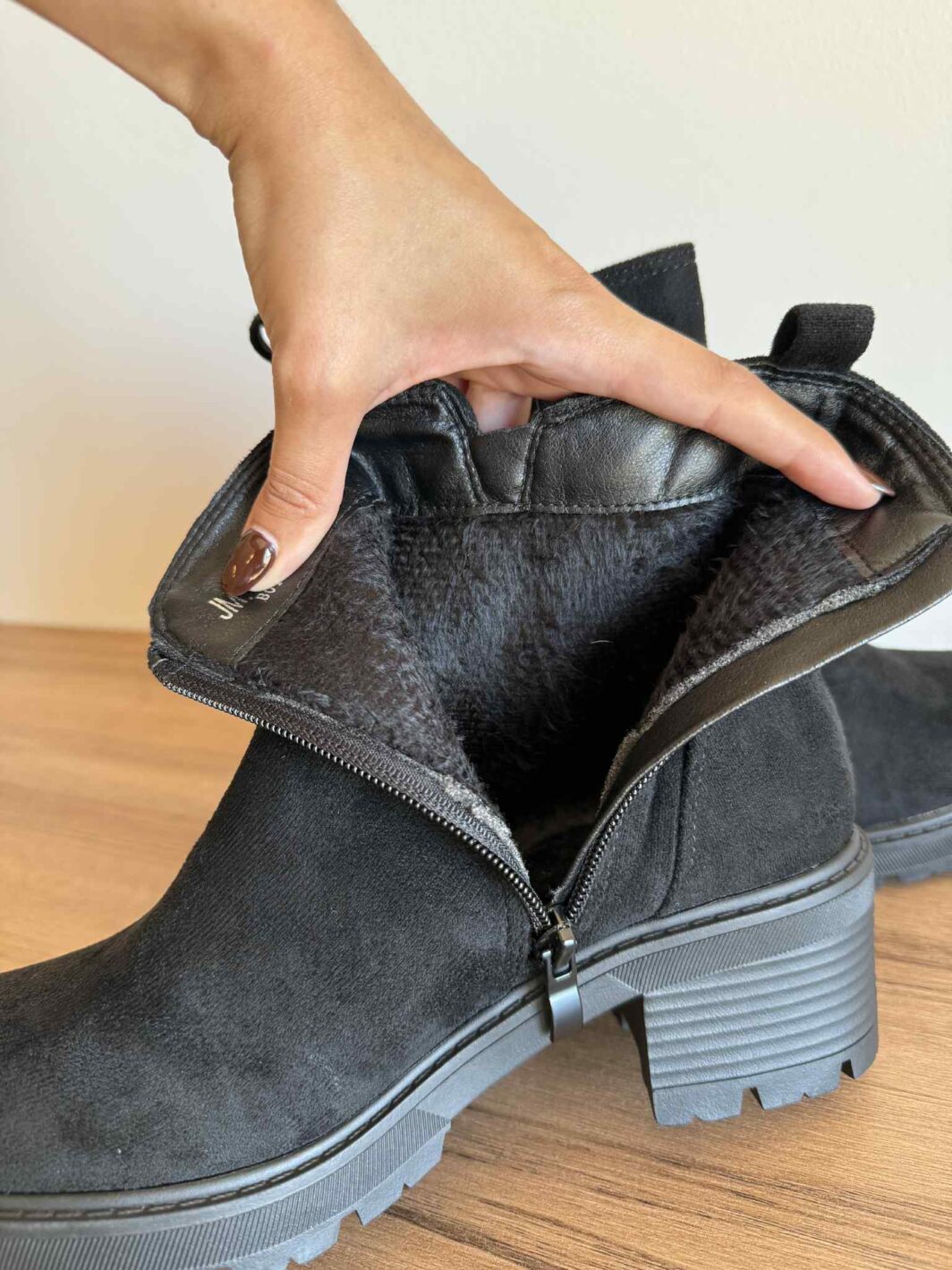 Botins de Camurça com fecho - Preto