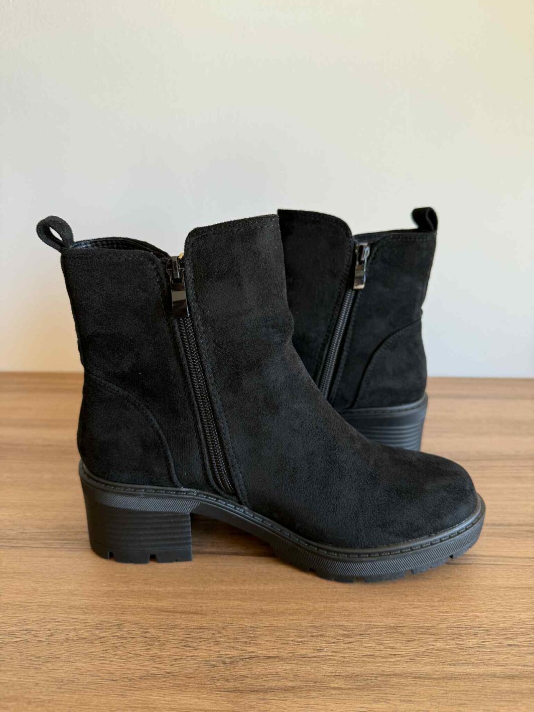 Botins de Camurça com fecho - Preto