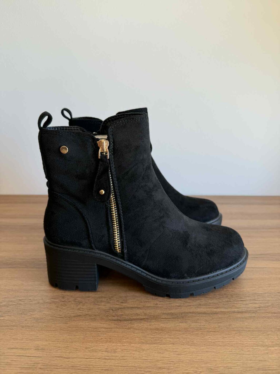 Botins de Camurça com fecho - Preto