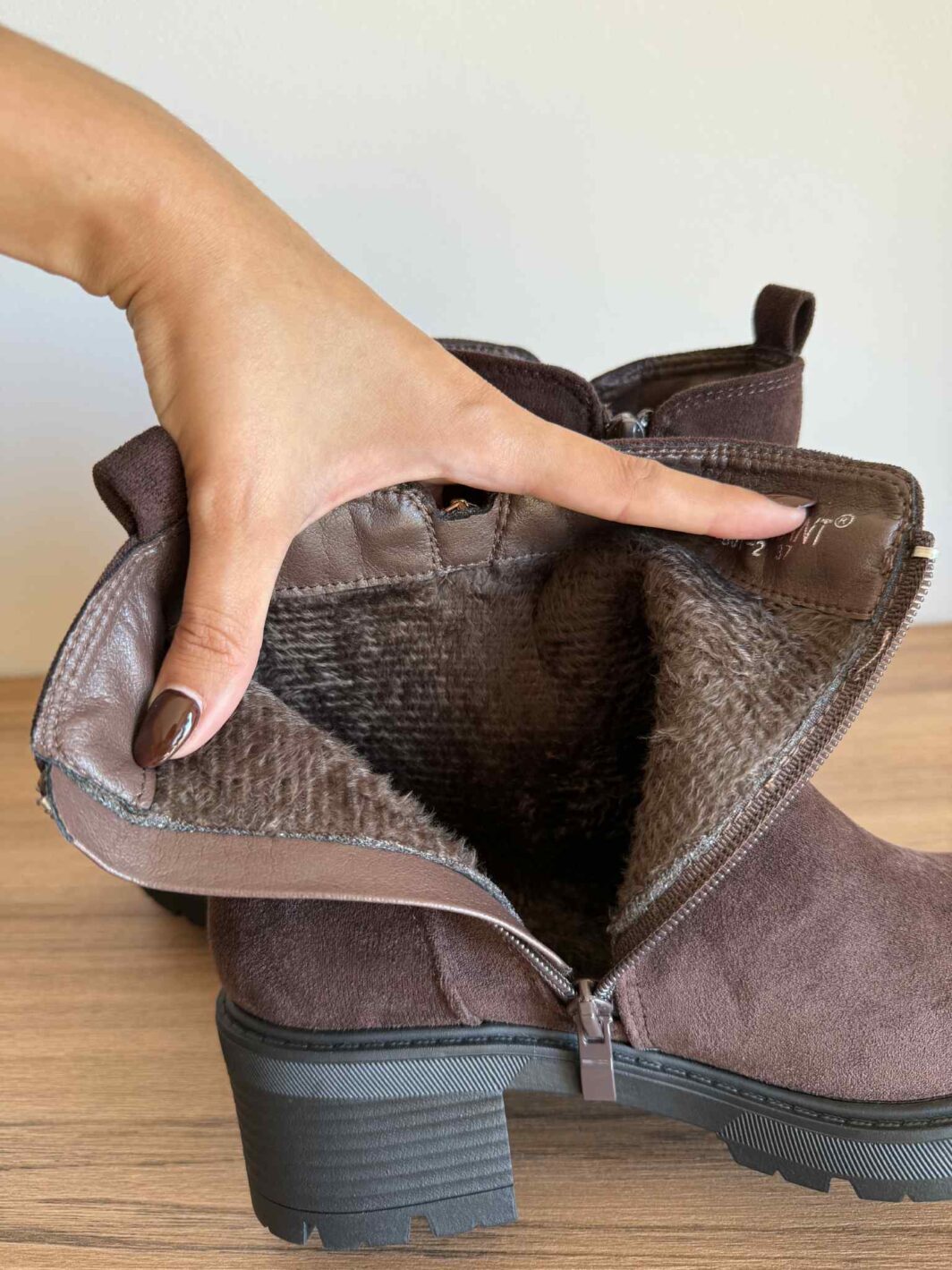 Botins de Camurça com fecho - Castanho