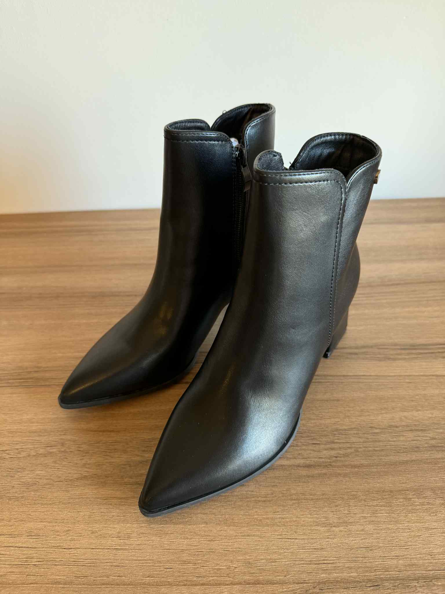 Carrinha Amarela Sapataria Botim Salto H&D Preto